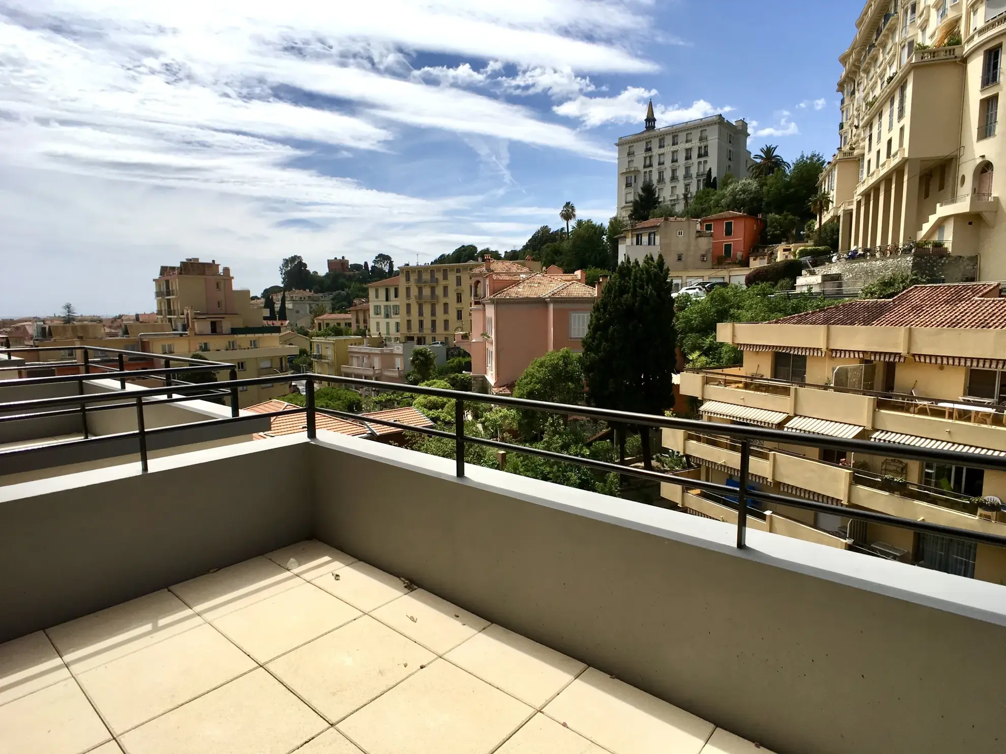 Studio de 31 m² avec terrasse à Menton, résidence avec piscine, proche du centre-ville