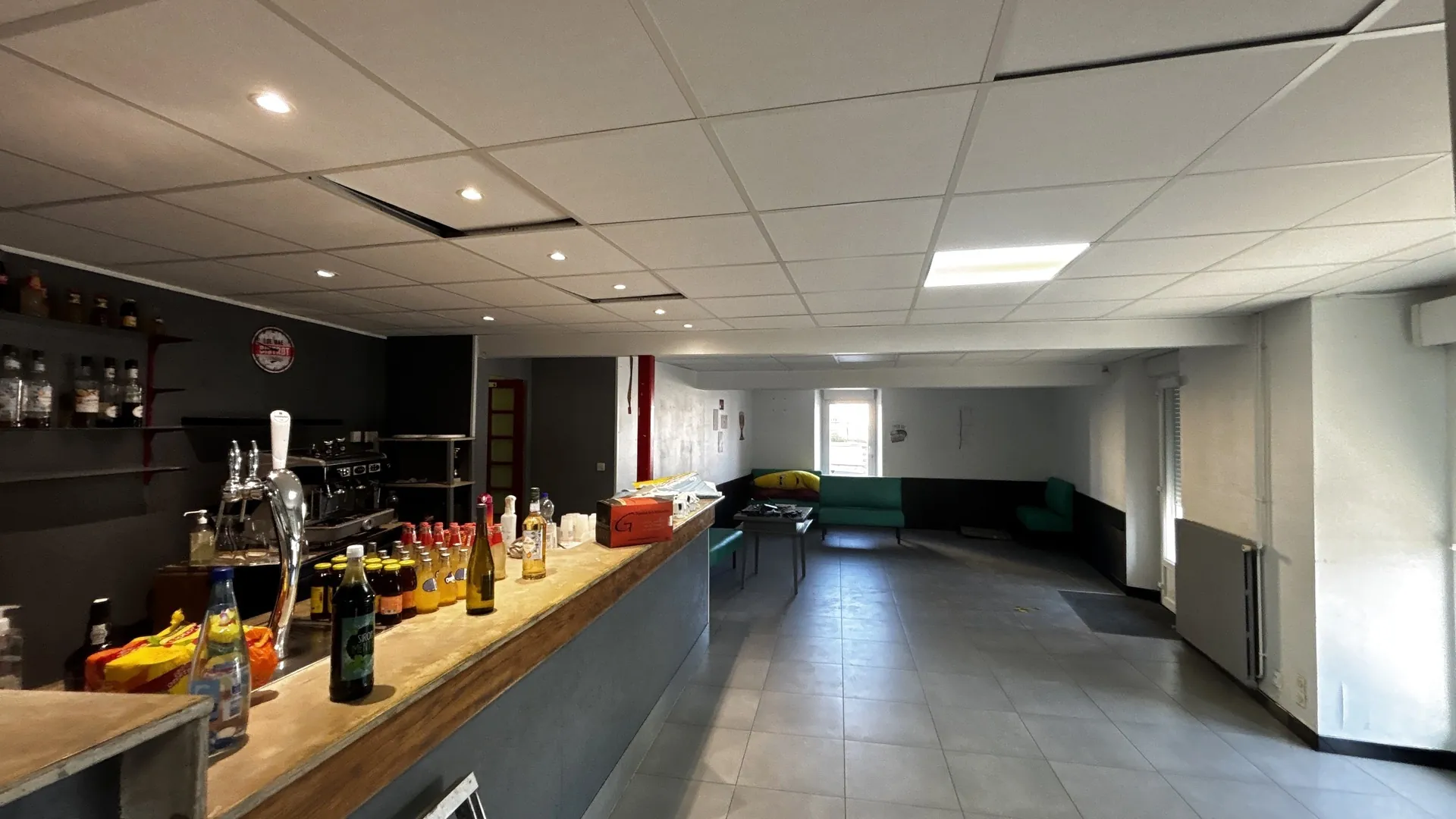 Bâtiment avec local commercial et logement à La Salle-de-Vihiers – Idéal Investissement