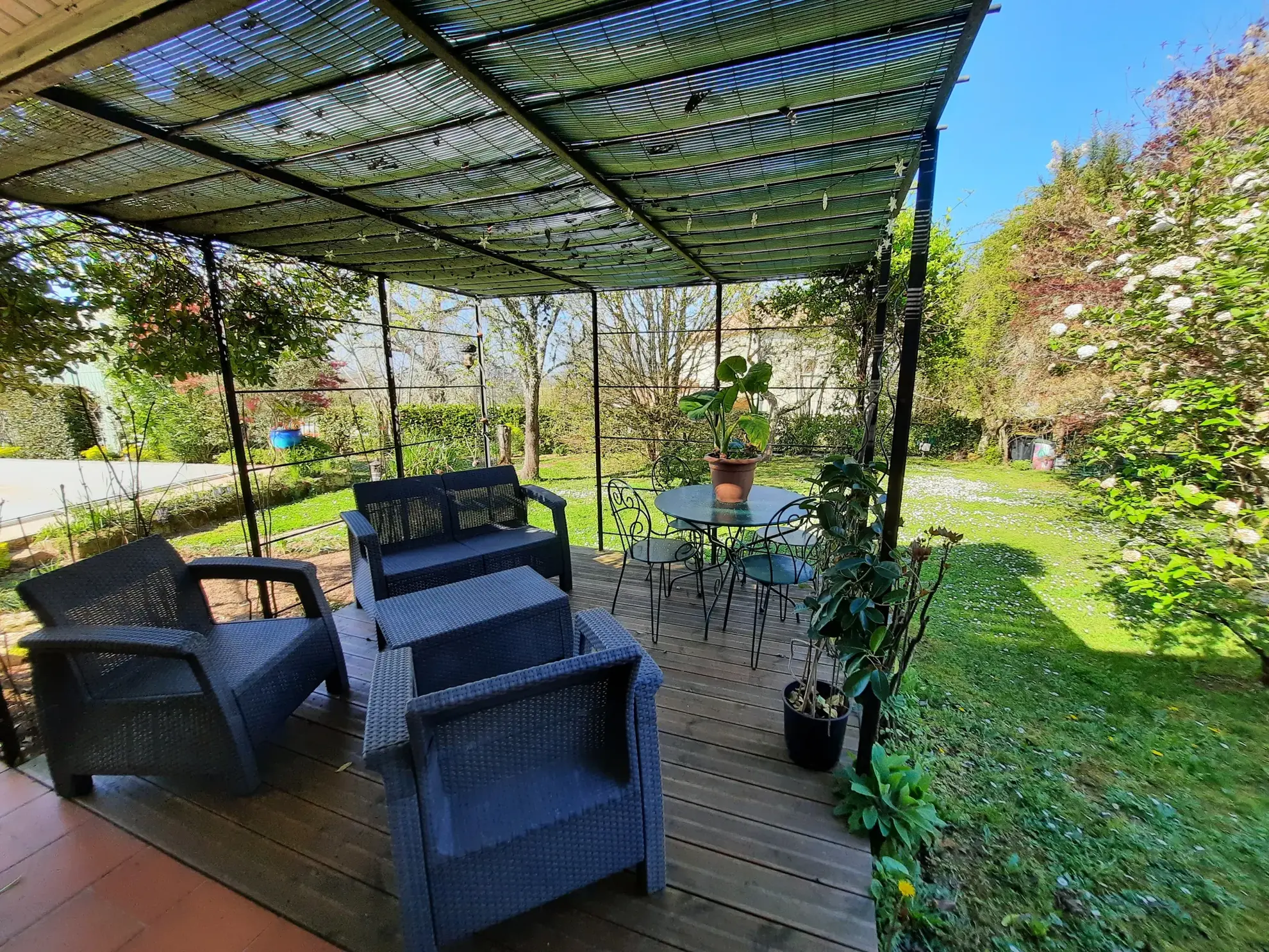 Maison en pierre avec piscine et dépendances à St Pey de Castets