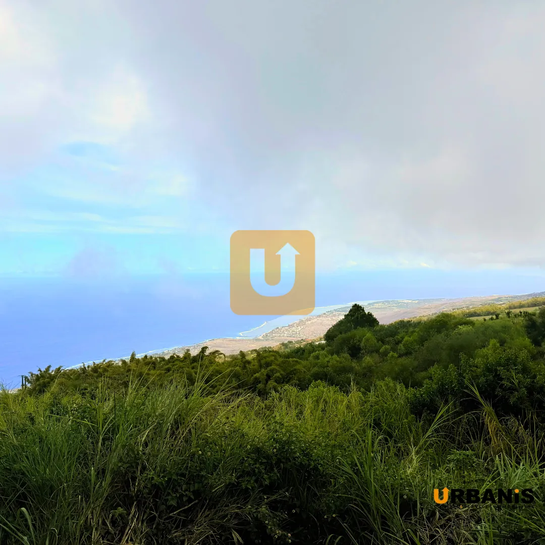 Maison F3 à vendre à Trois Bassins, secteur calme, environ 70 m² avec jardin et vue sur le littoral