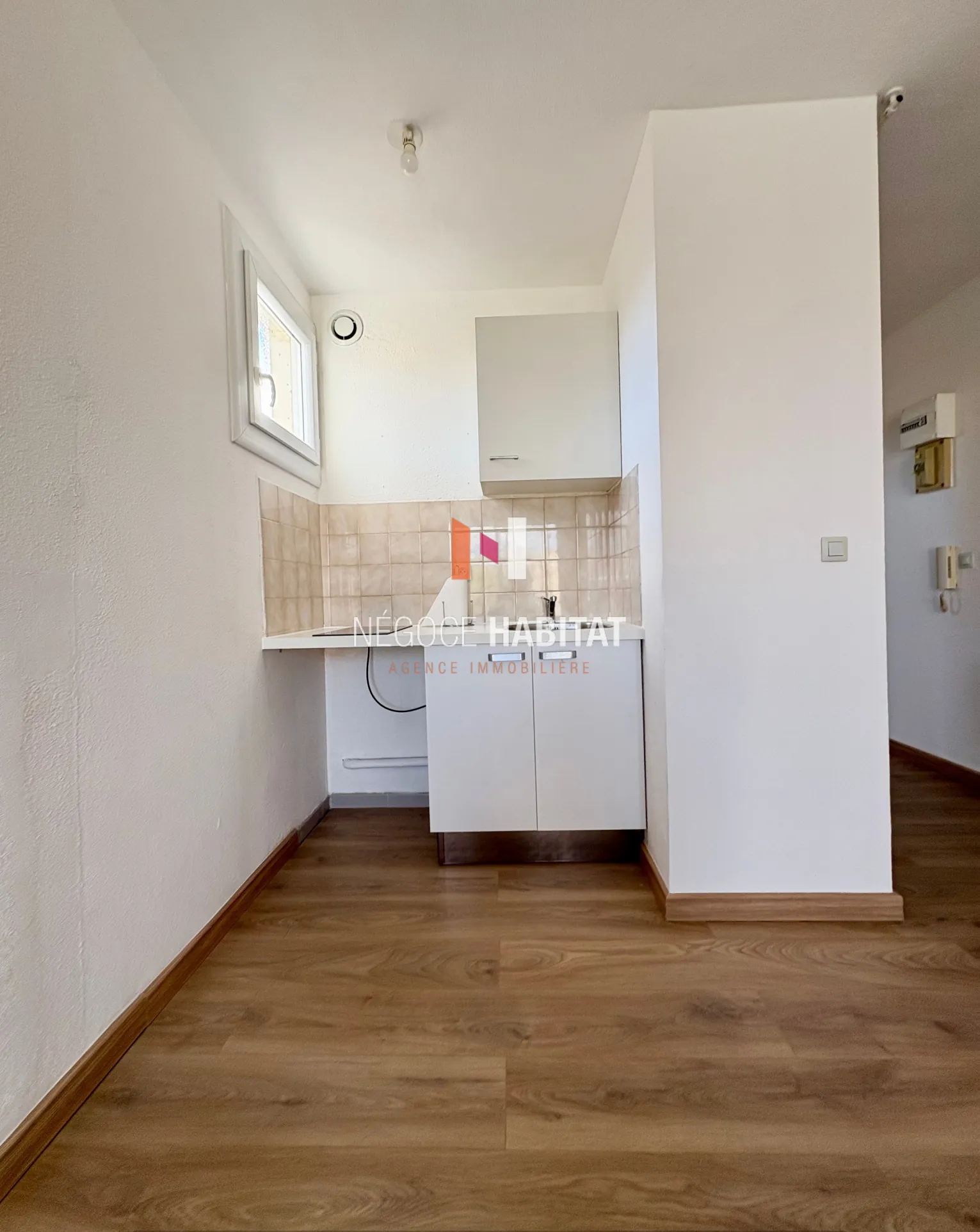 Appartement T1 à vendre à Lunel avec terrasse, proximité gare et commodités 