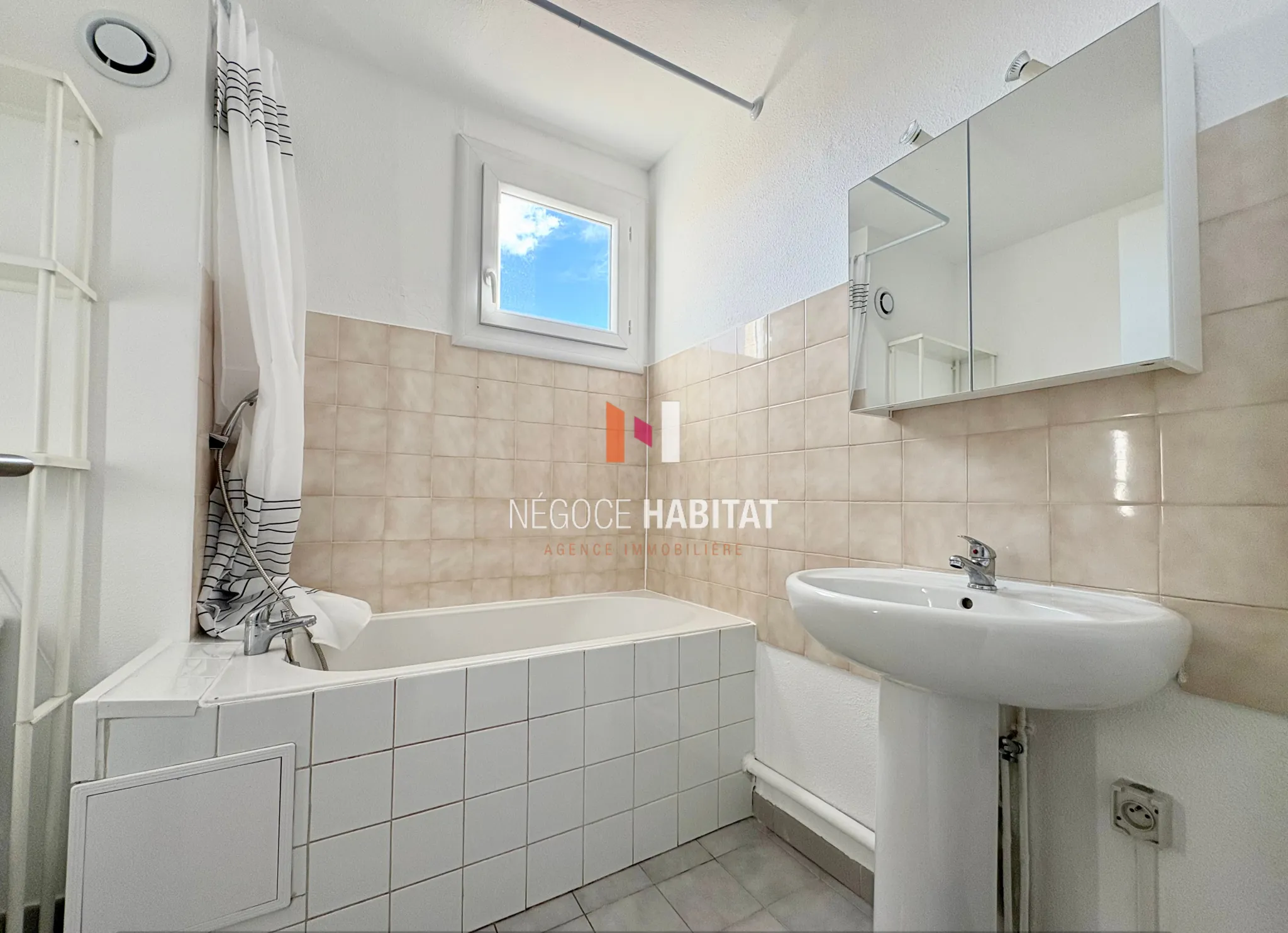 Appartement T1 à vendre à Lunel avec terrasse, proximité gare et commodités 