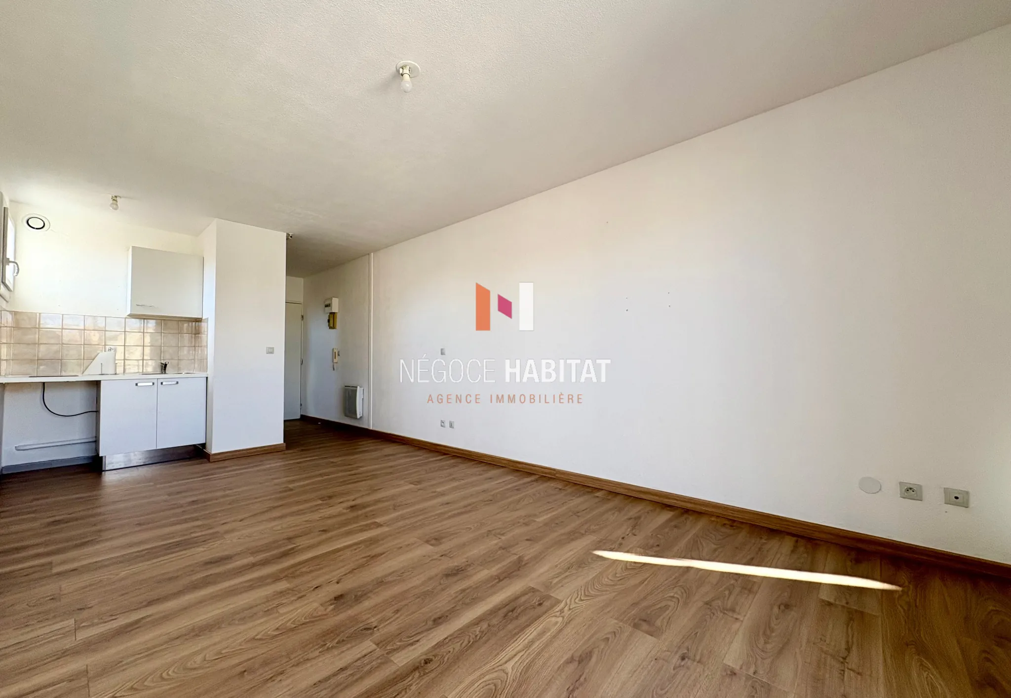 Appartement T1 à vendre à Lunel avec terrasse, proximité gare et commodités 