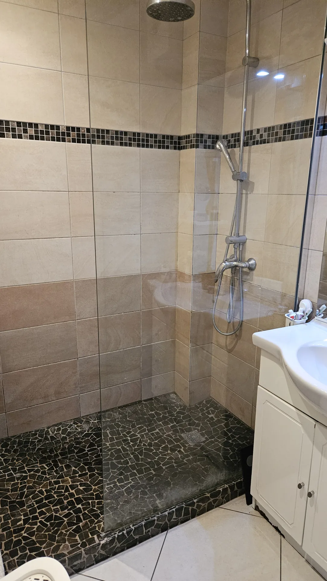 Appartement T2 rénové avec terrasse à Bandol, proche commerces et gare 