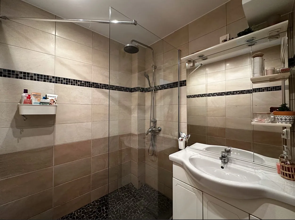 Appartement T2 rénové avec terrasse à Bandol, proche commerces et gare 