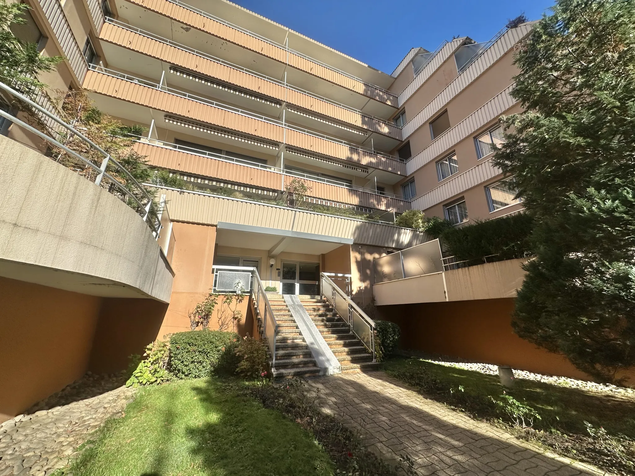 Appartement de 3 pièces rénové avec balcon à Saint-Étienne - Résidence sécurisée 