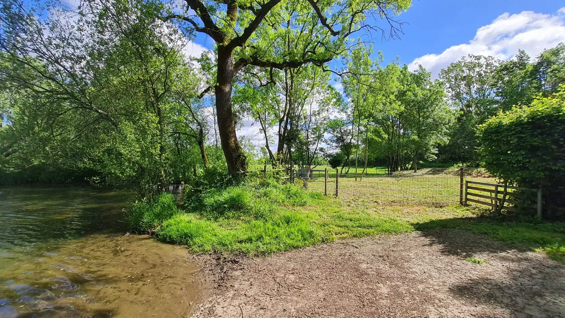Terrain de loisirs à vendre au bord du Lay près de Mareuil et Sainte-Hermine 