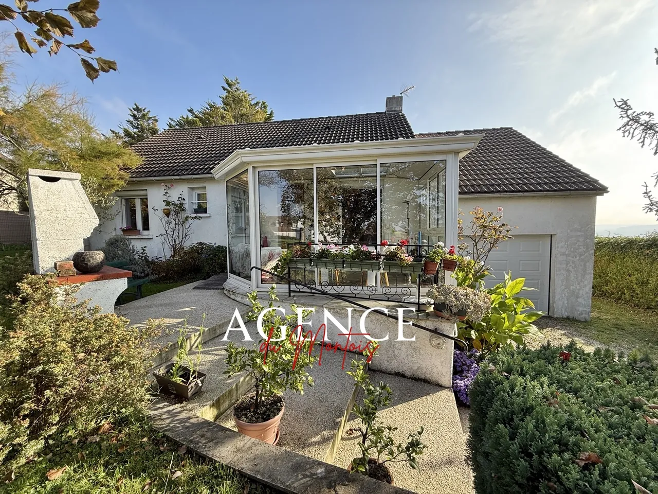 Charmante maison de plain-pied avec jardin et piscine à Sergines