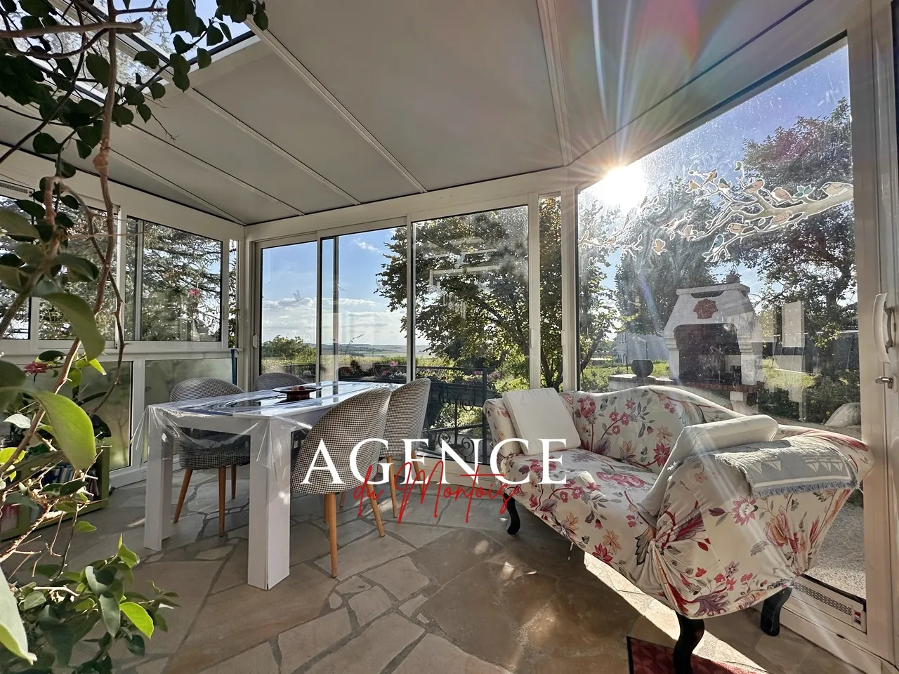 Charmante maison de plain-pied avec jardin et piscine à Sergines 