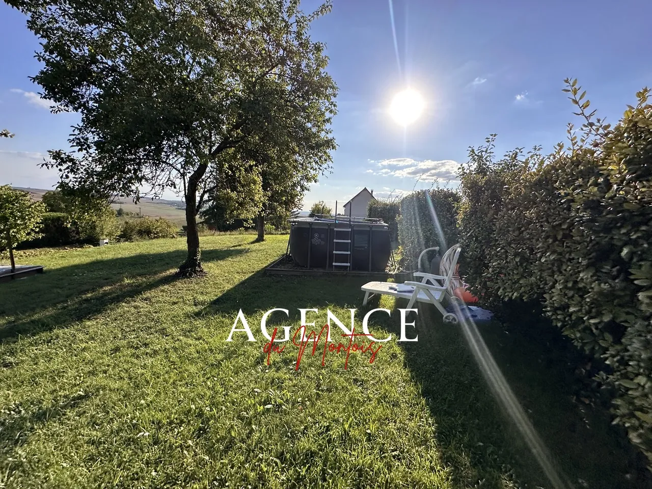 Charmante maison de plain-pied avec jardin et piscine à Sergines 