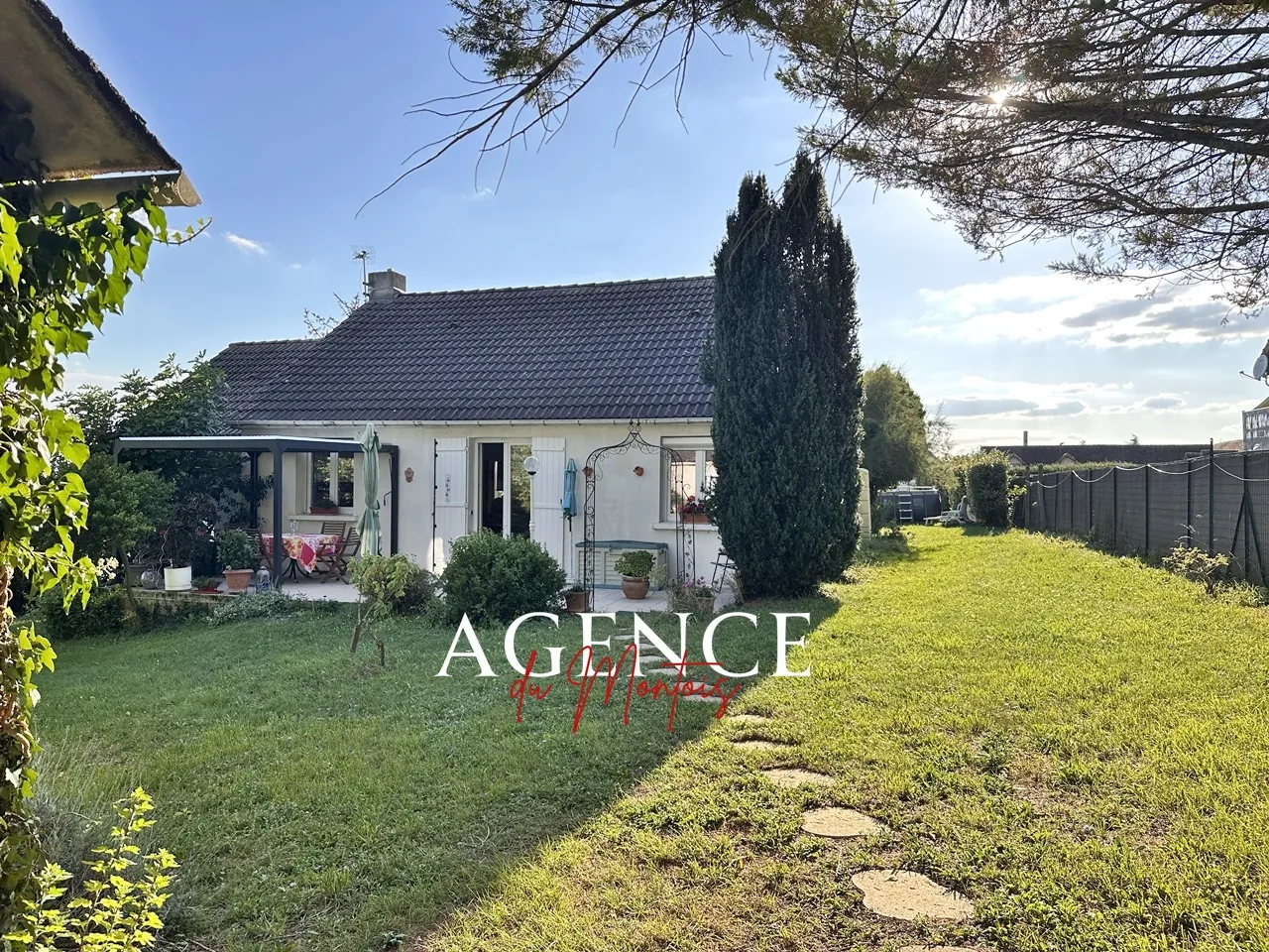 Charmante maison de plain-pied avec jardin et piscine à Sergines 