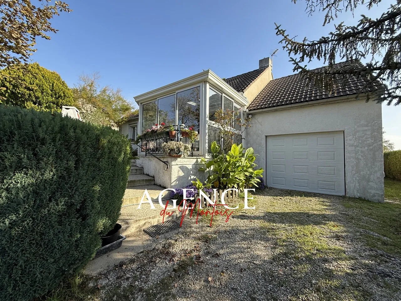 Charmante maison de plain-pied avec jardin et piscine à Sergines 
