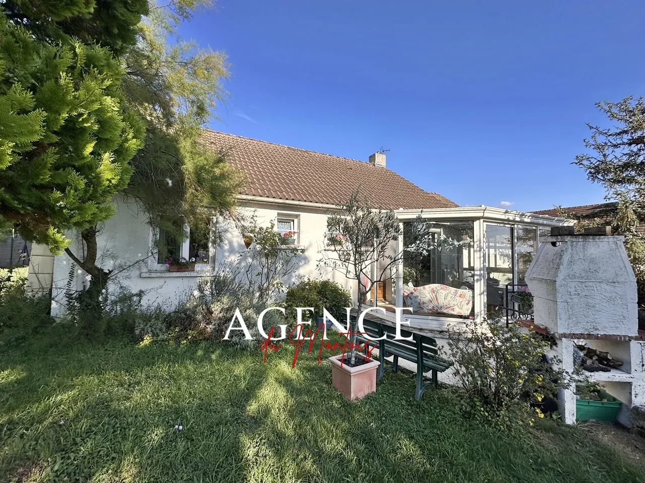 Charmante maison de plain-pied avec jardin et piscine à Sergines 