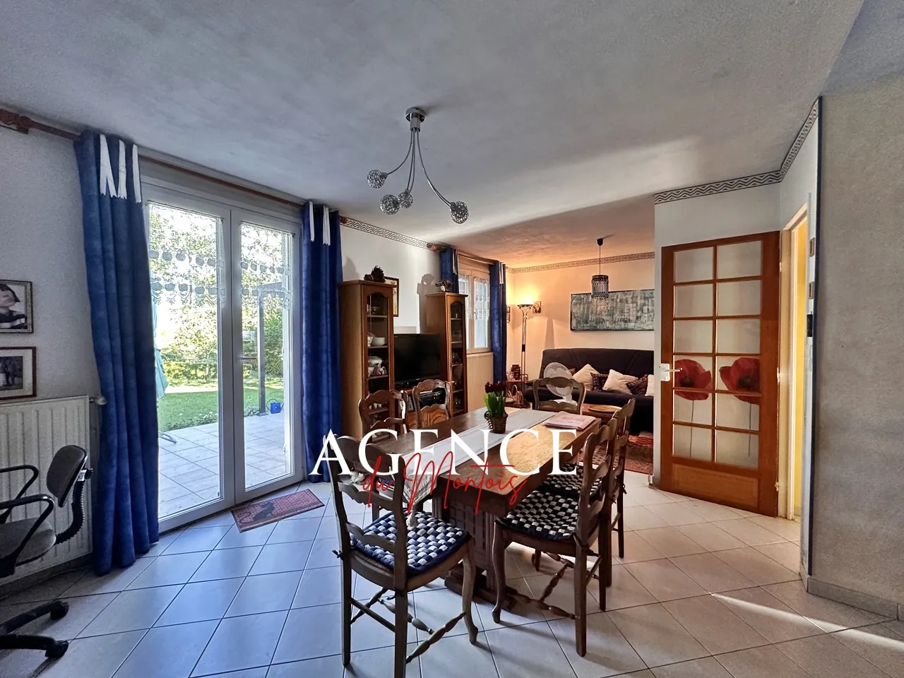 Charmante maison de plain-pied avec jardin et piscine à Sergines 