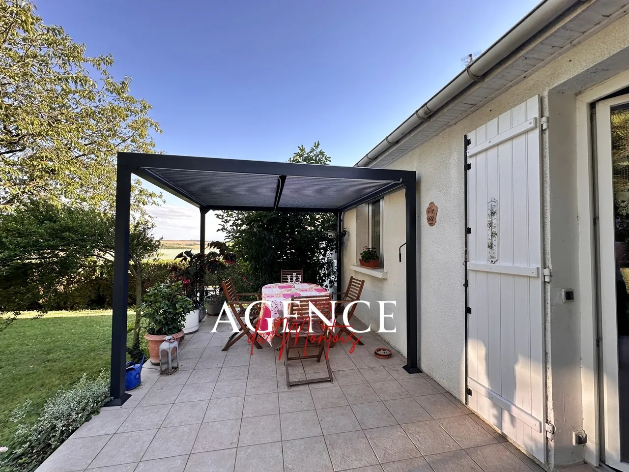 Charmante maison de plain-pied avec jardin et piscine à Sergines 