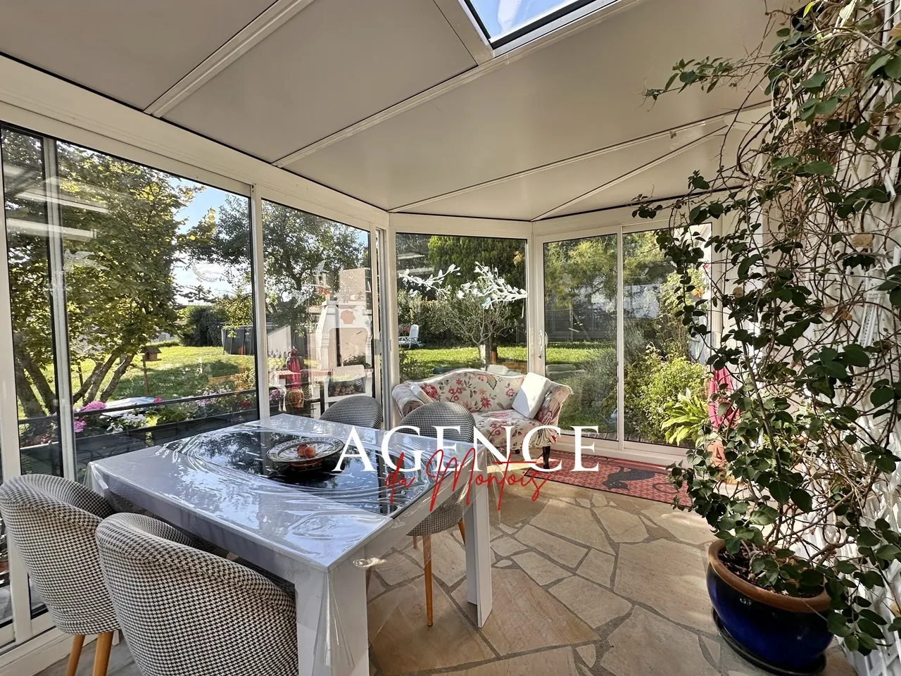 Charmante maison de plain-pied avec jardin et piscine à Sergines 