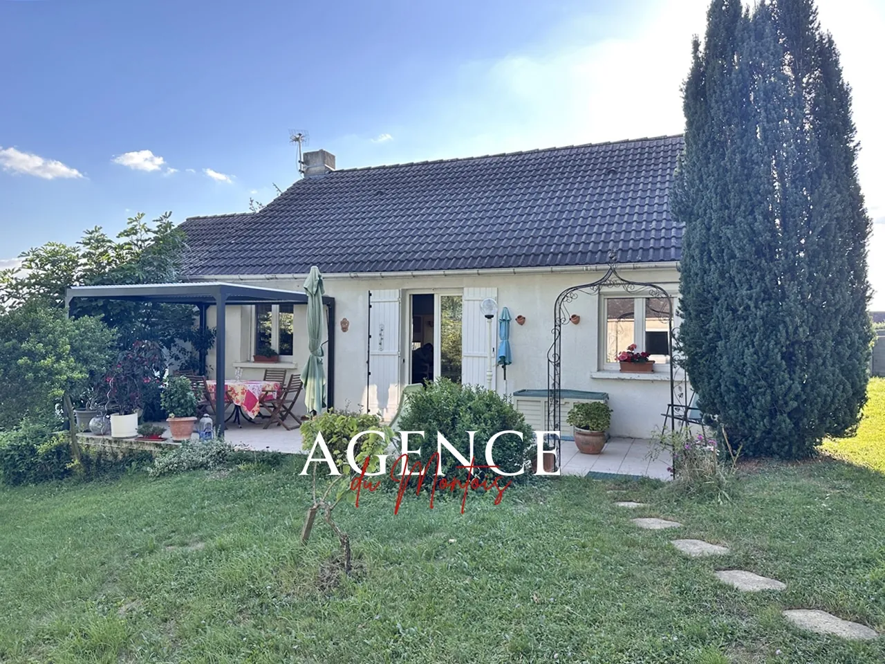 Charmante maison de plain-pied avec jardin et piscine à Sergines 