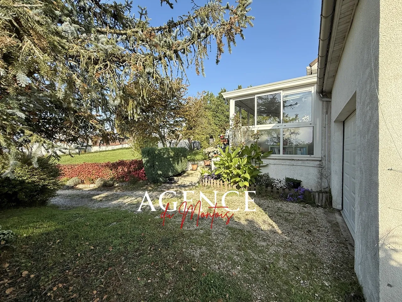 Charmante maison de plain-pied avec jardin et piscine à Sergines 