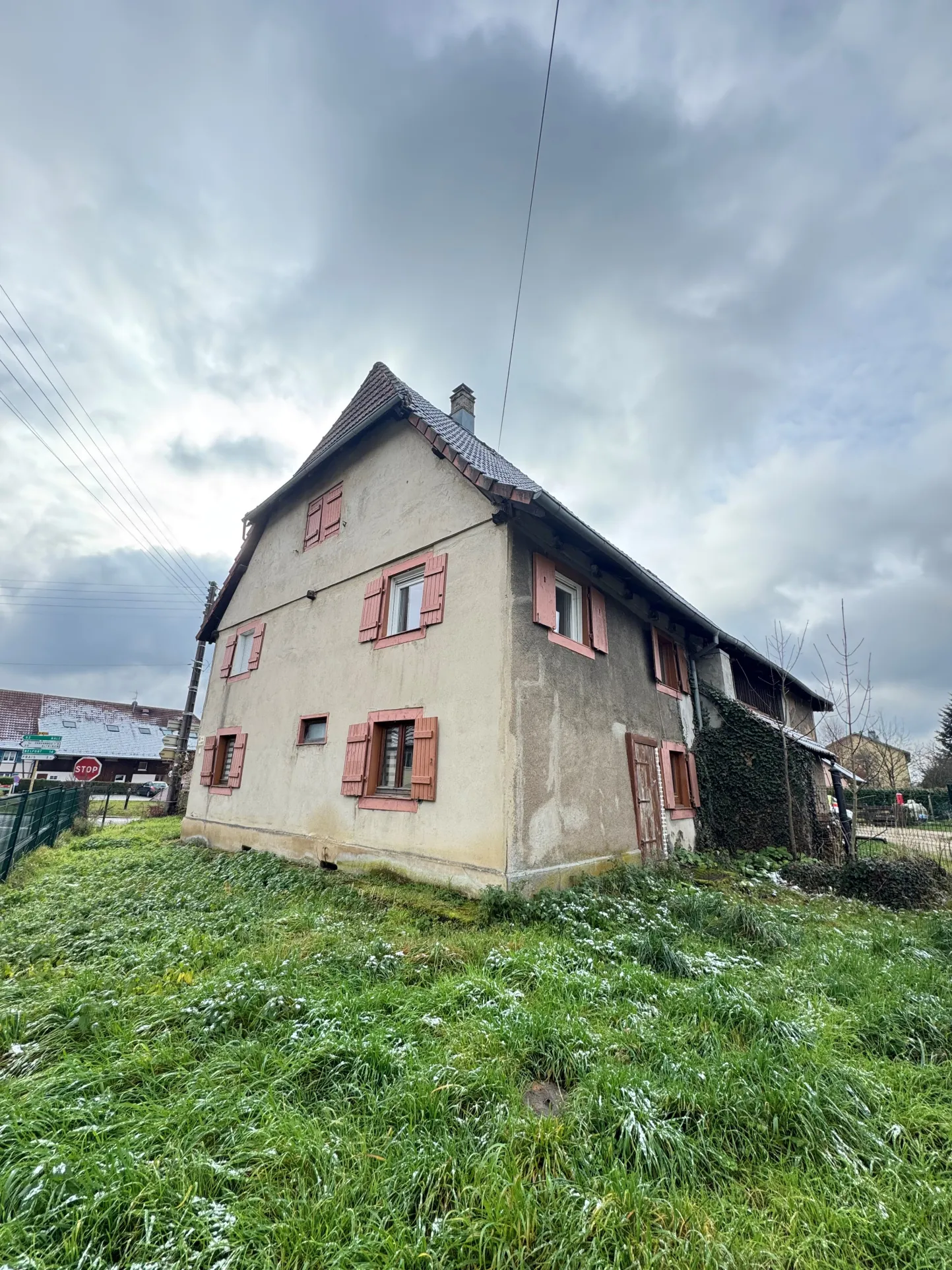 Maison à rénover à Foussemagne avec grand potentiel et jardin privatif 