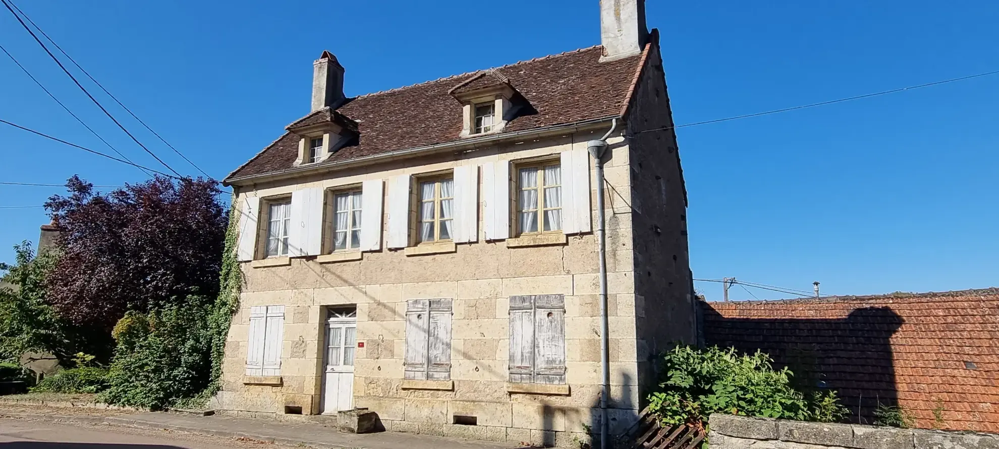 Maison de village à rénover proche Clamecy en Bourgogne – 117 m²