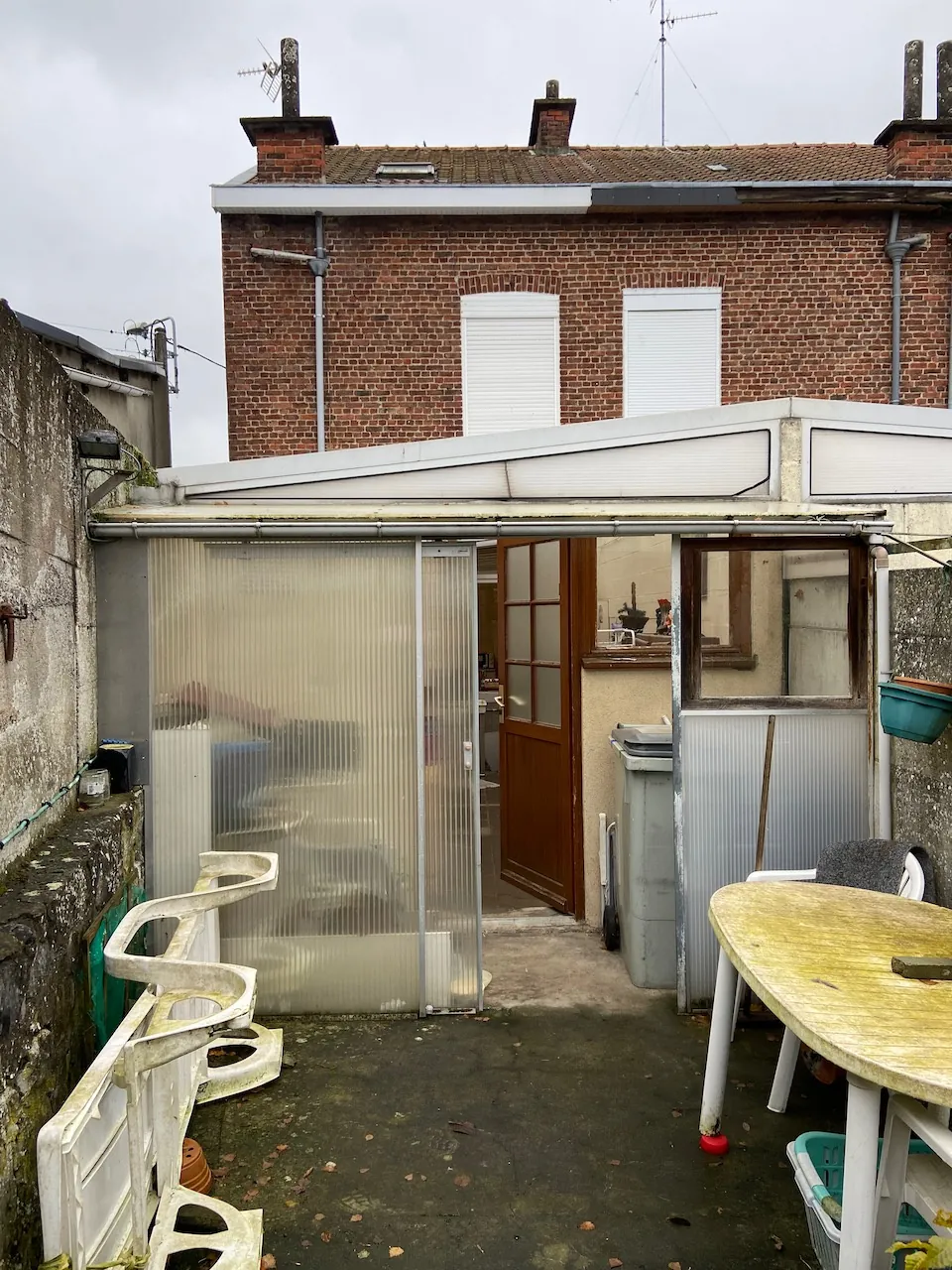 Maison semi-individuelle à rénover à Recquignies avec garage et jardin 