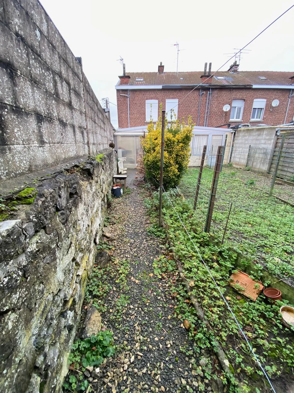Maison semi-individuelle à rénover à Recquignies avec garage et jardin 