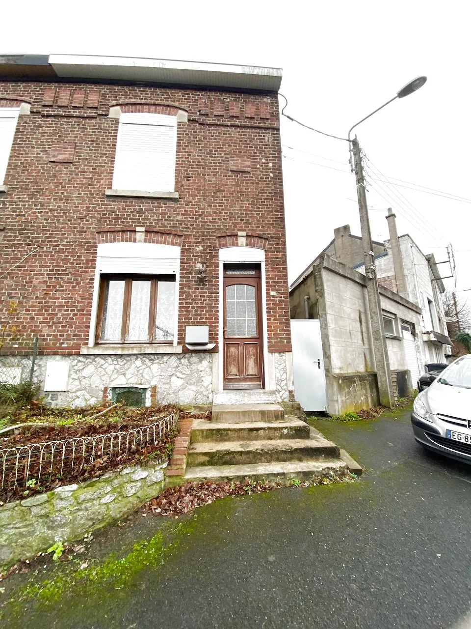 Maison semi-individuelle à rénover à Recquignies avec garage et jardin