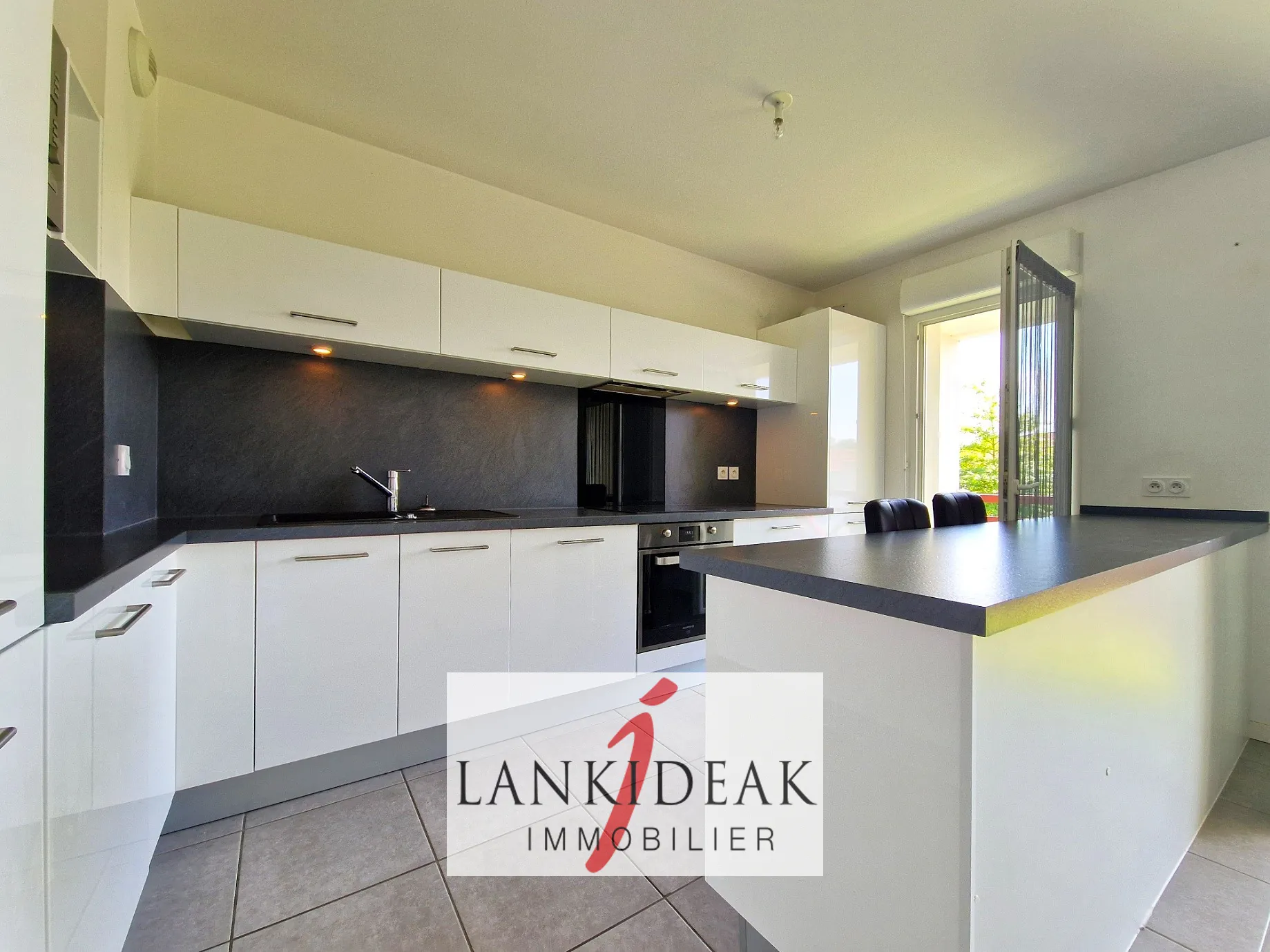 Appartement T3 à Ustaritz de 68 m² avec terrasse et parking privé 