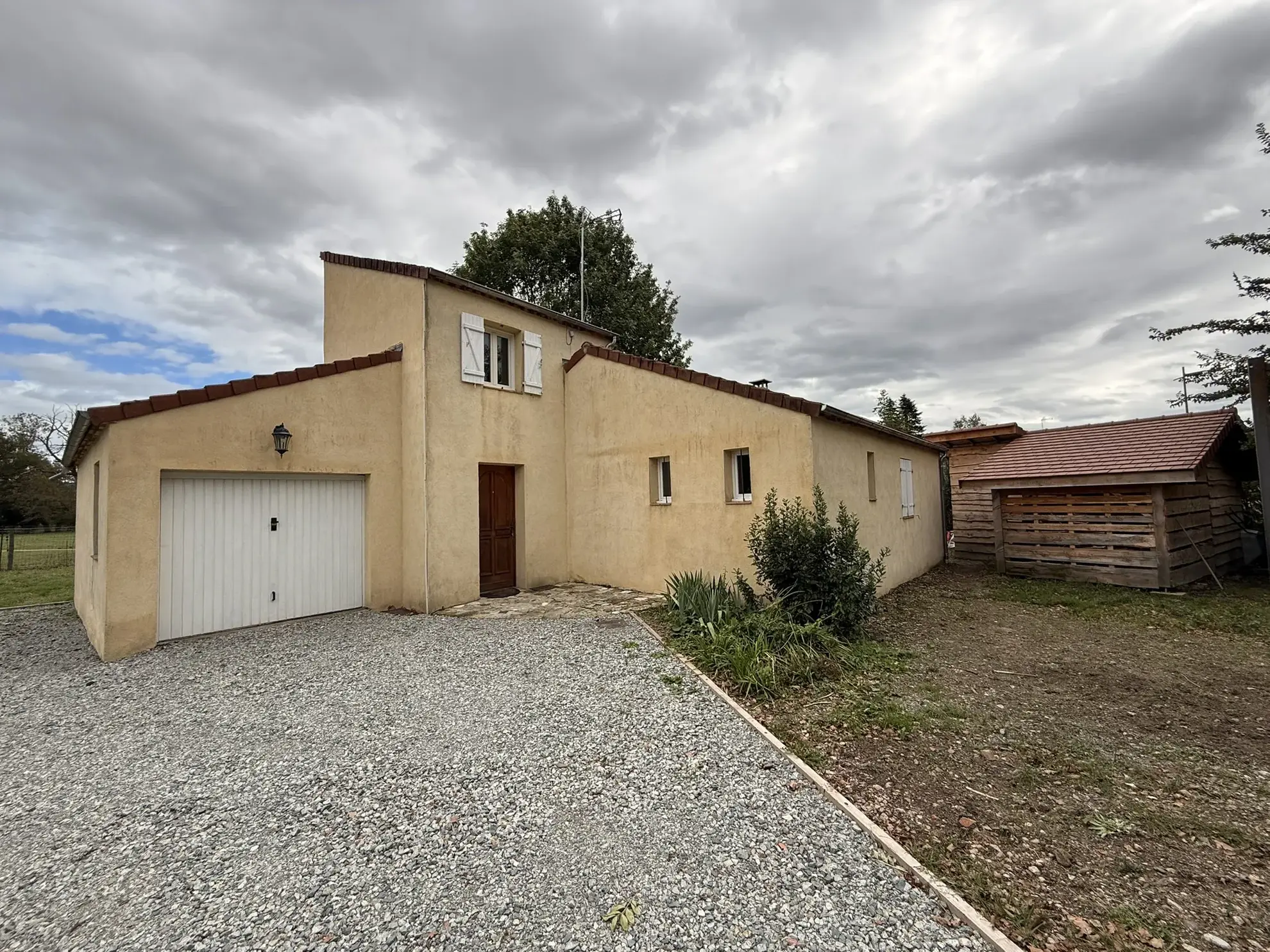 Maison de 85 m² avec jardin et garage à Saint-Priest-Bramefant 