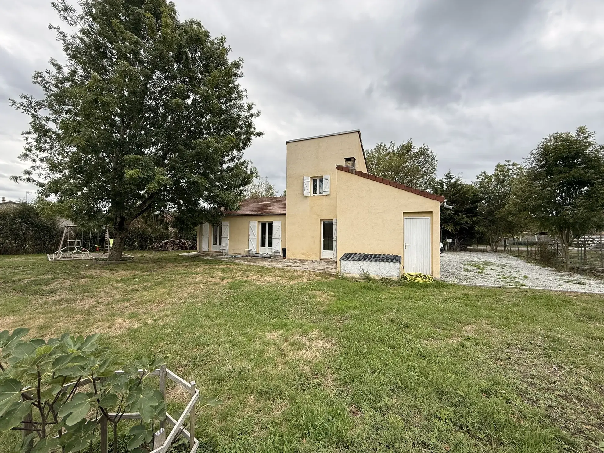 Maison de 85 m² avec jardin et garage à Saint-Priest-Bramefant 