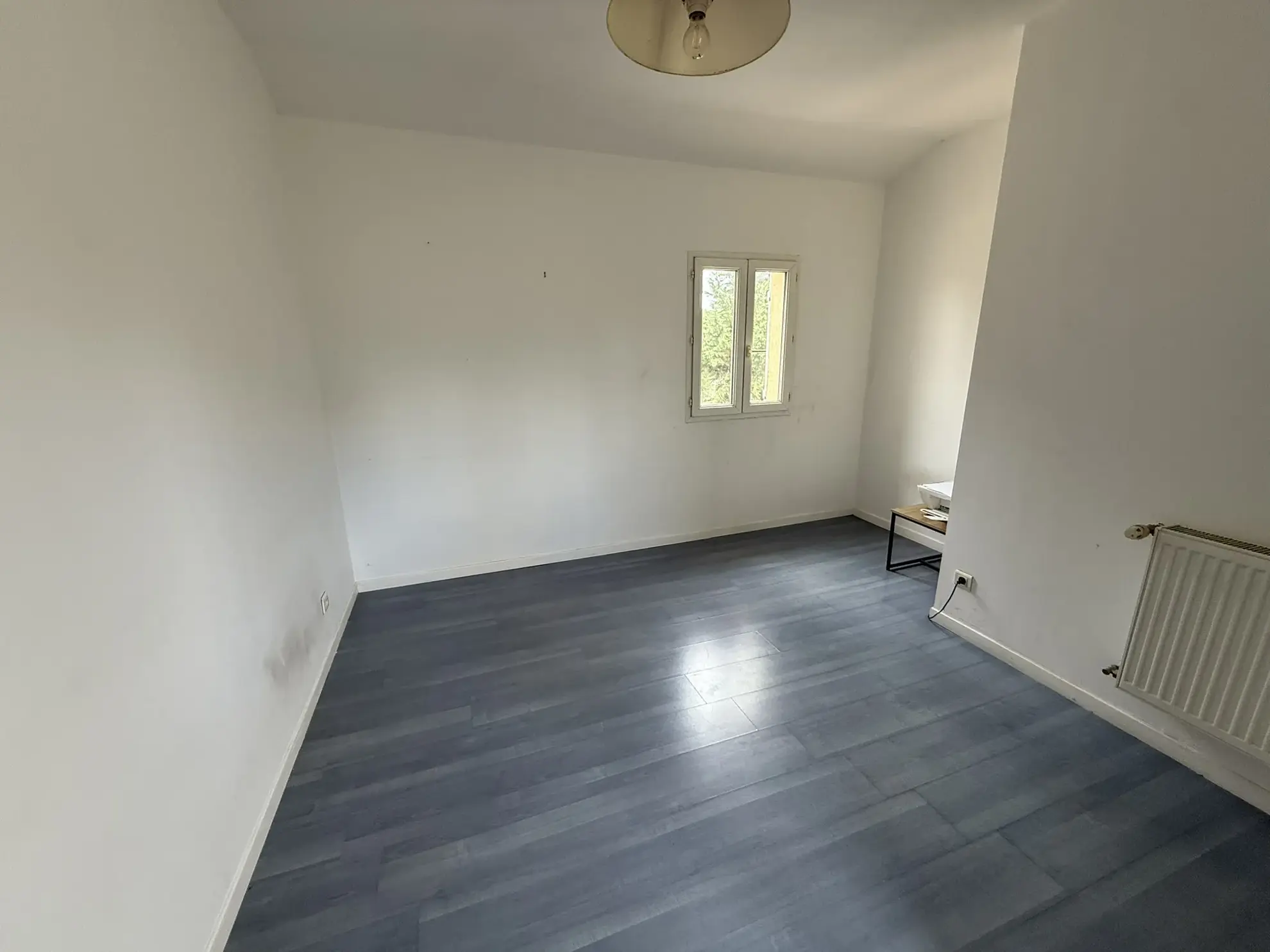 Maison de 85 m² avec jardin et garage à Saint-Priest-Bramefant 