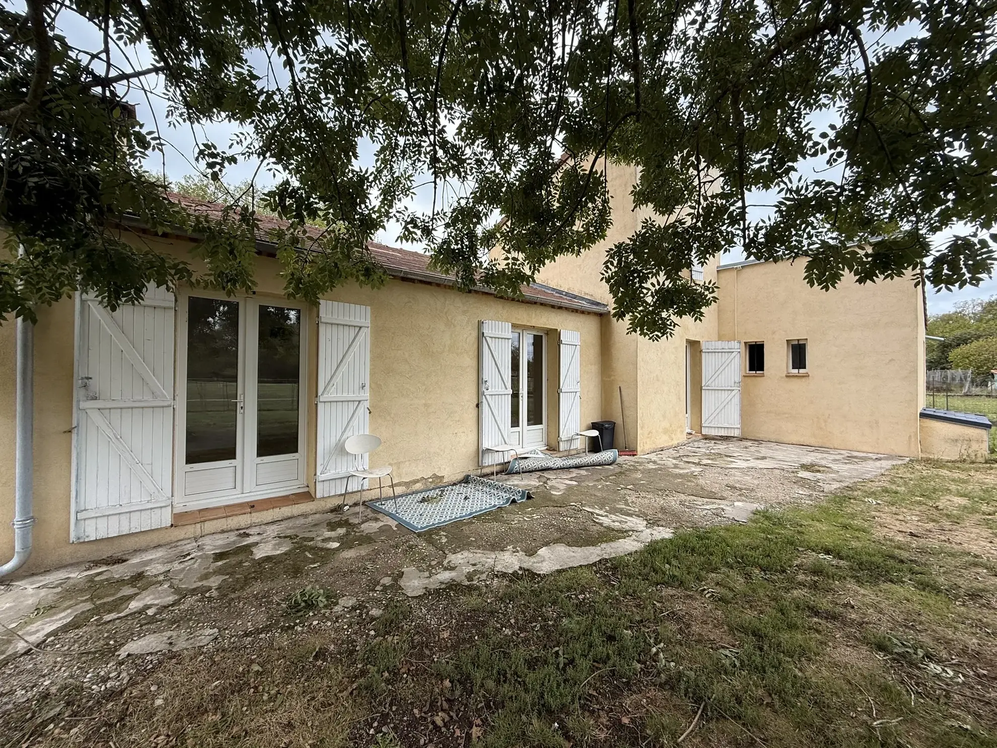 Maison de 85 m² avec jardin et garage à Saint-Priest-Bramefant 