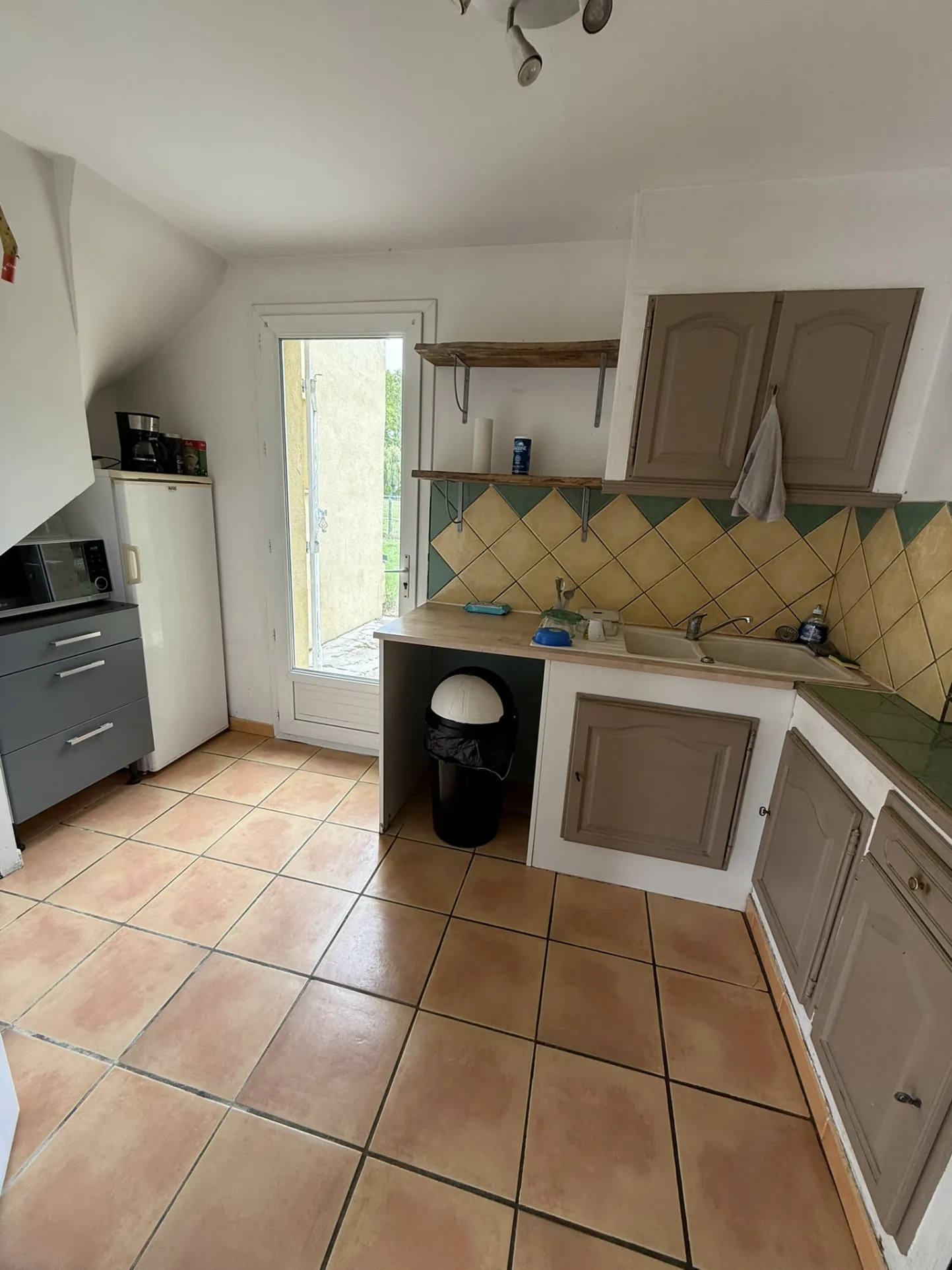 Maison de 85 m² avec jardin et garage à Saint-Priest-Bramefant 