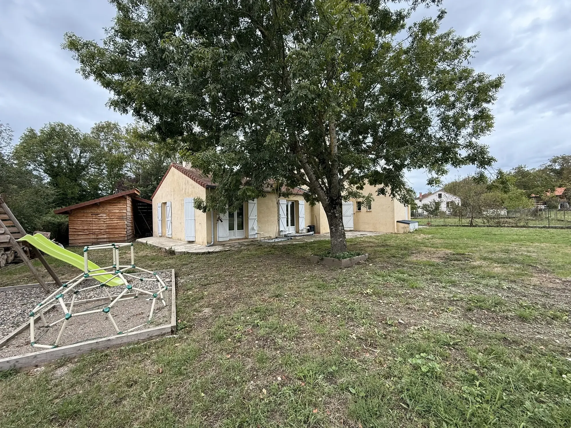 Maison de 85 m² avec jardin et garage à Saint-Priest-Bramefant 