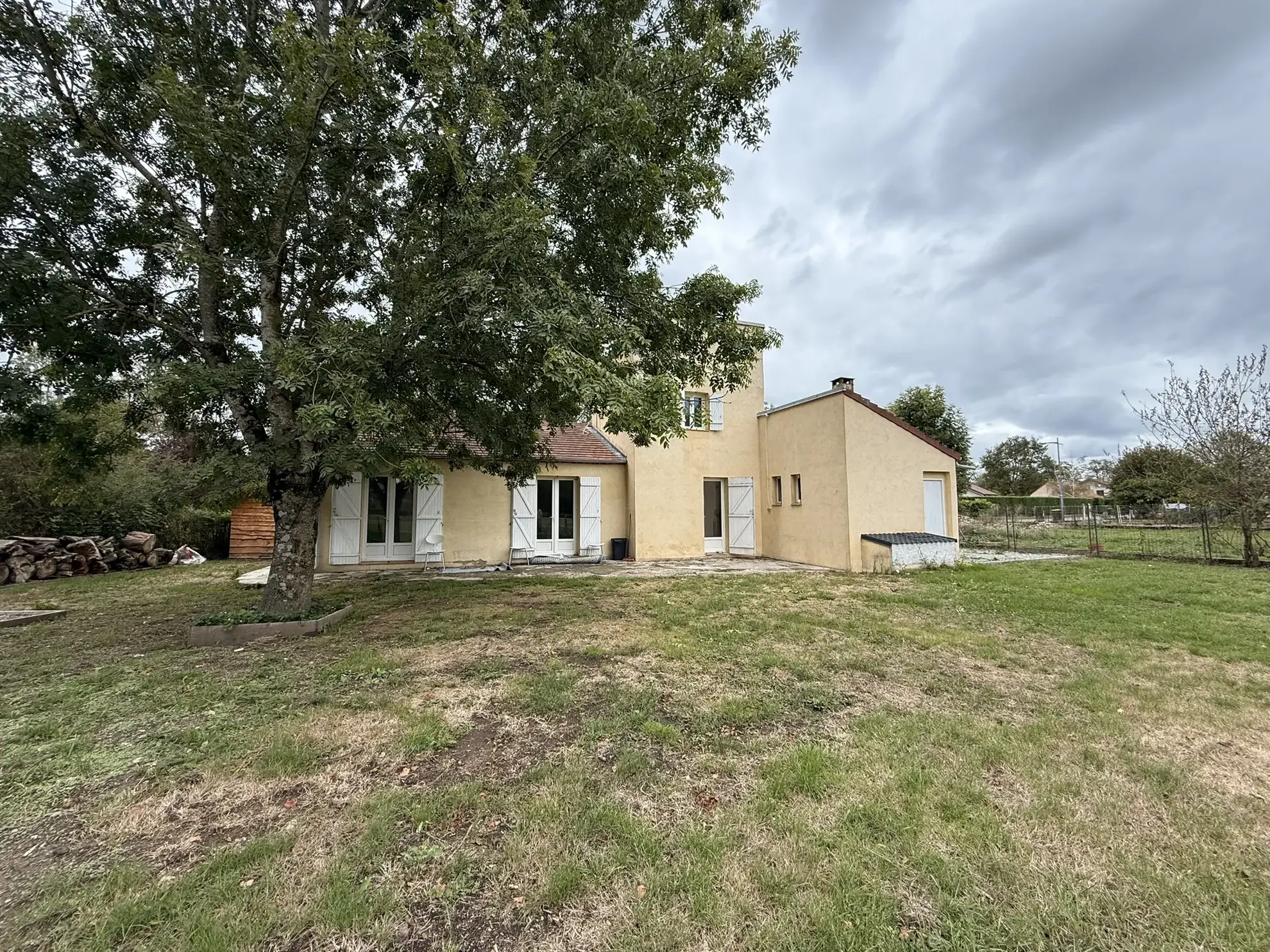 Maison de 85 m² avec jardin et garage à Saint-Priest-Bramefant 