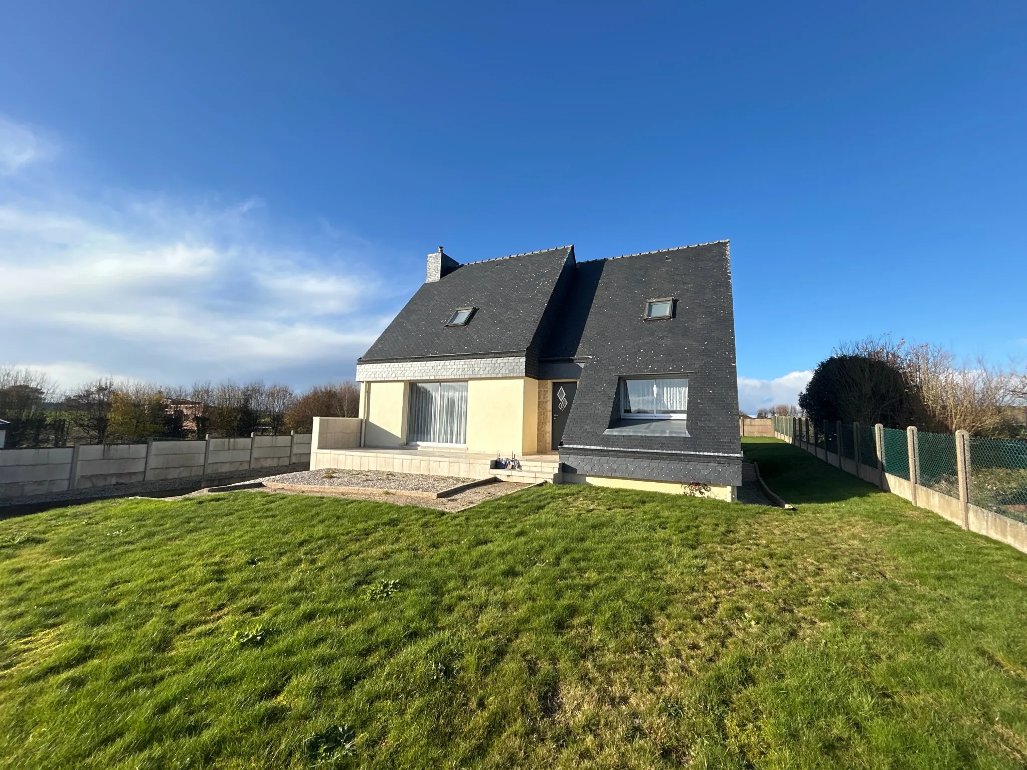Maison familiale à Saint-Barthélemy avec jardin et garage — Excellente localisation