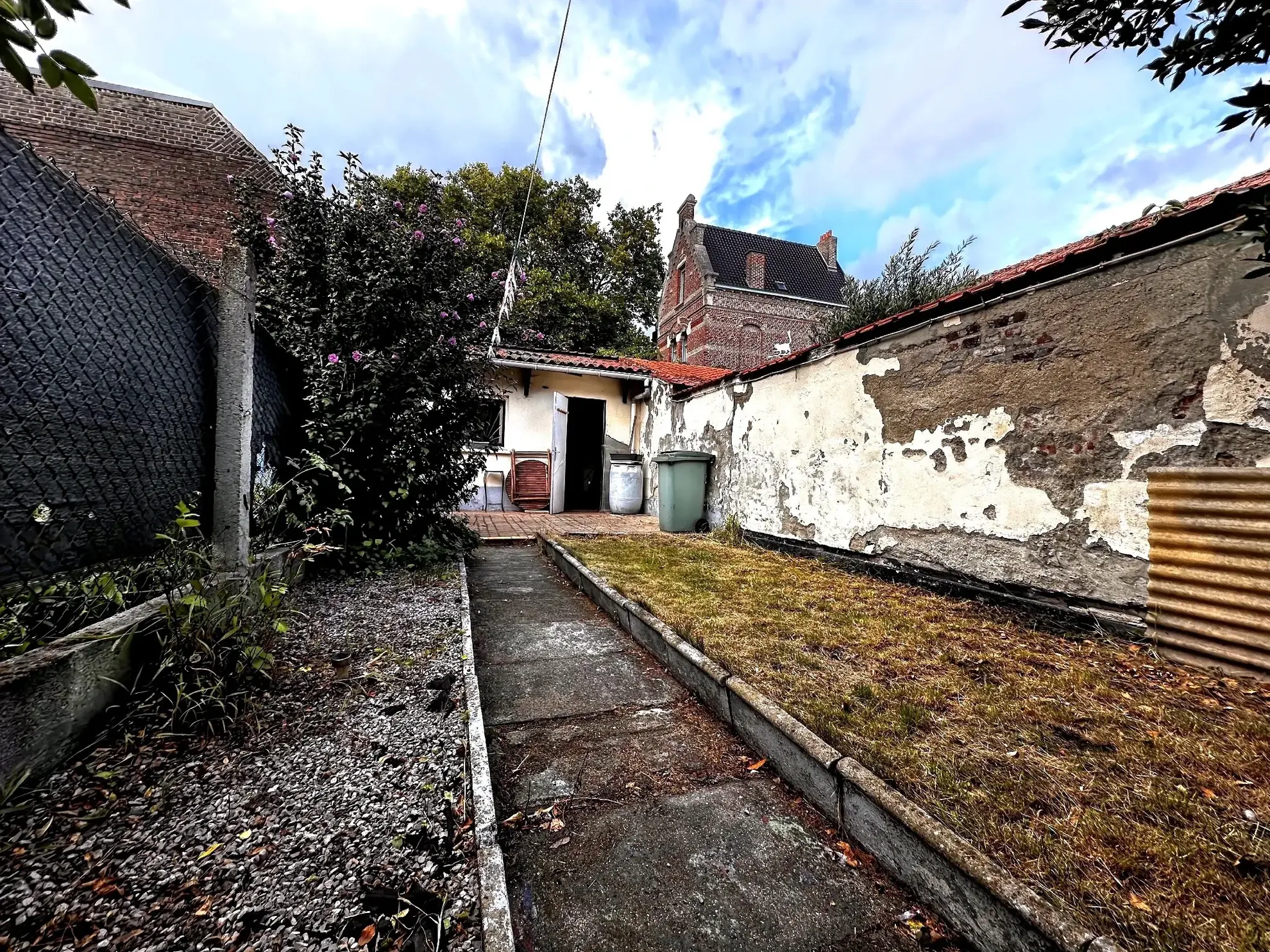 Maison mitoyenne à rénover de 77 m² à Douai, proche canal