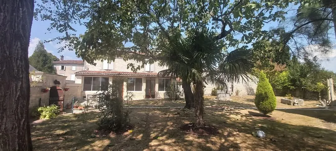Charmante maison charentaise à Merpins avec jardin et garage - 143 m² 