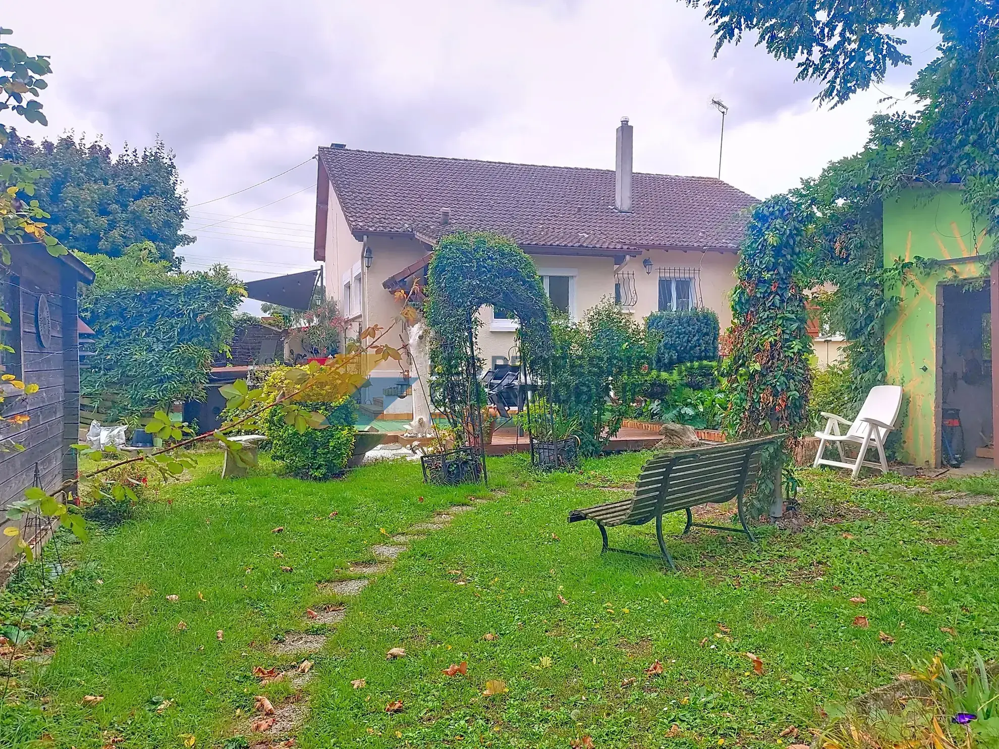 Charmante maison de 140 m² à Pannes, secteur résidentiel calme avec terrain arboré 