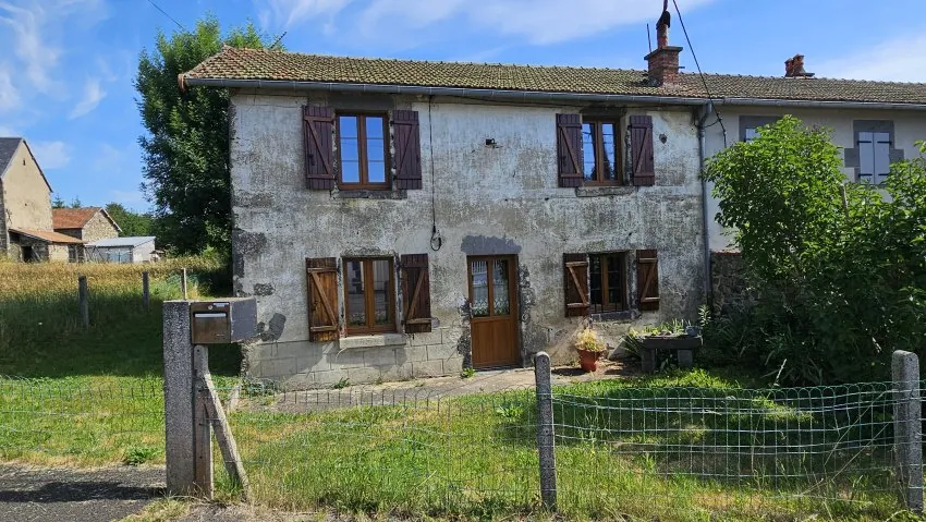 Maison en pierres à rénover avec jardin clos à St Jacques d'Ambur