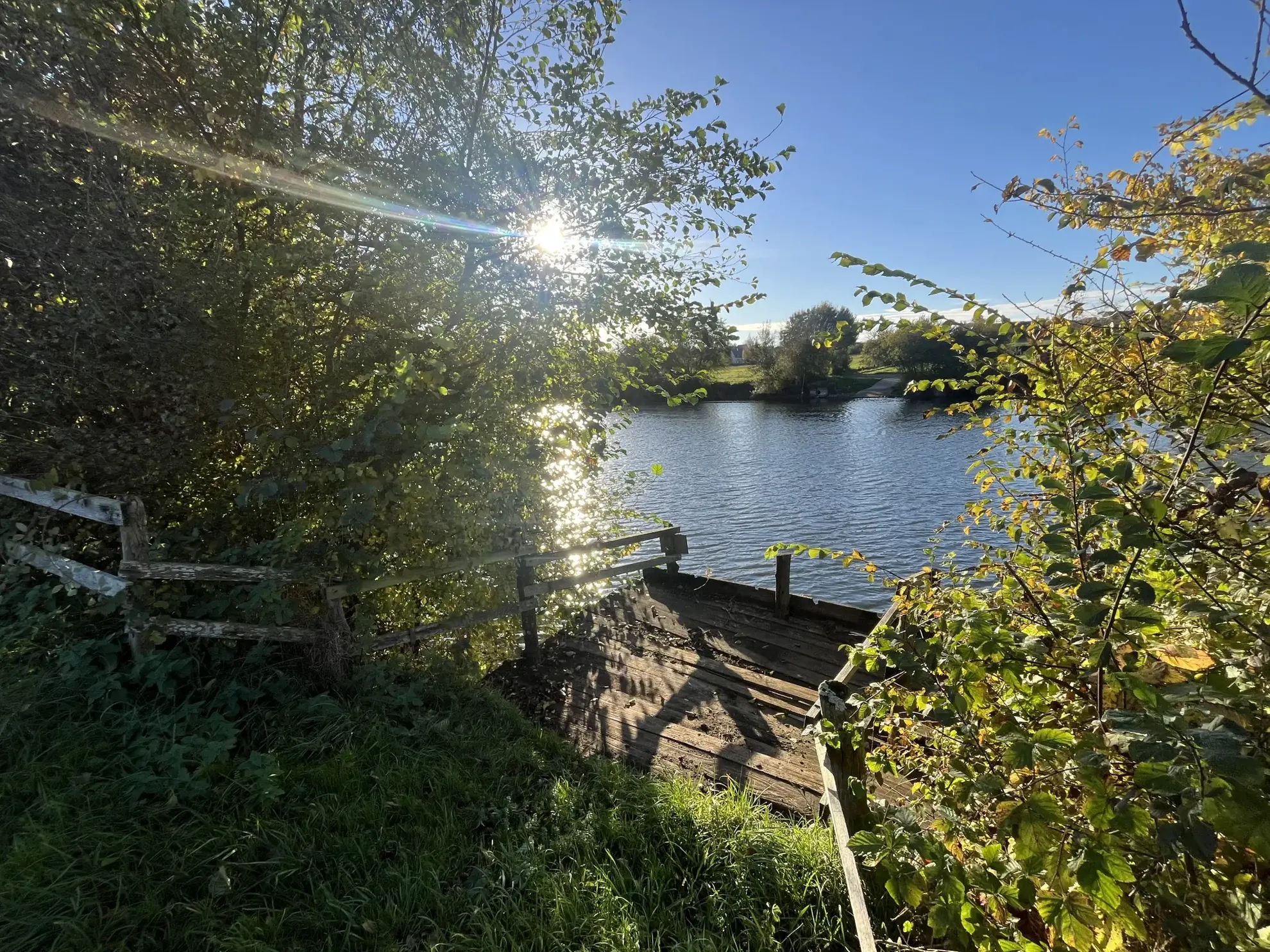 Terrain de loisirs non constructible de 9851 m² avec accès à la rivière à Avoise