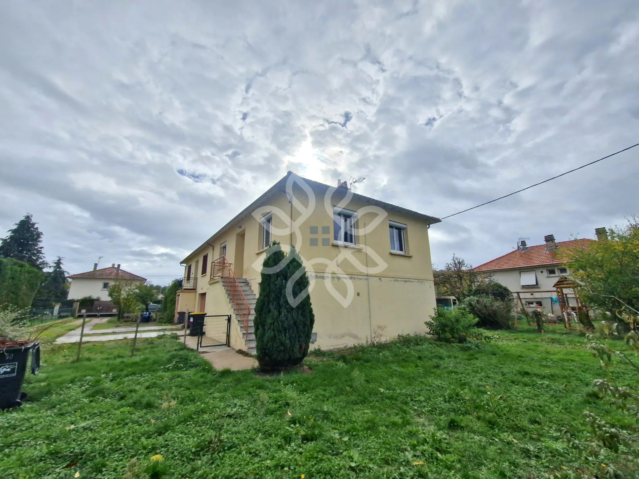 Maison mitoyenne rénovée à Lempdes-sur-Allagnon avec jardin de 407 m²