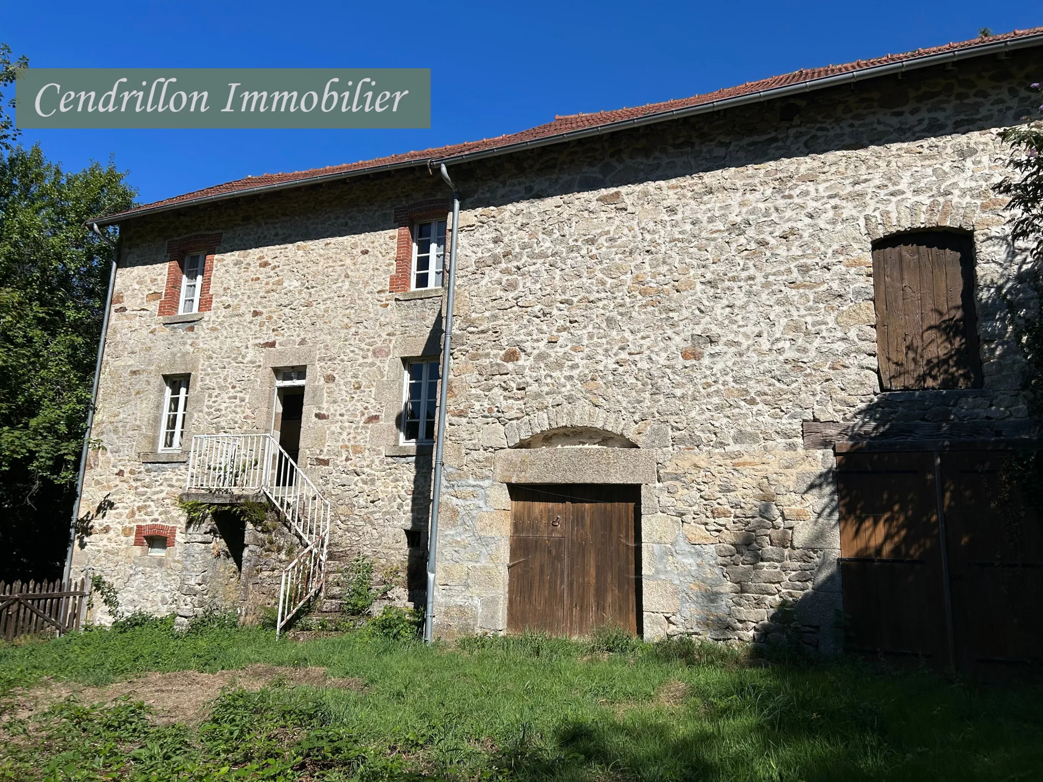 Maison en pierre de 110 m² avec 5 chambres, grange et dépendances à Chatelus le Marcheix 