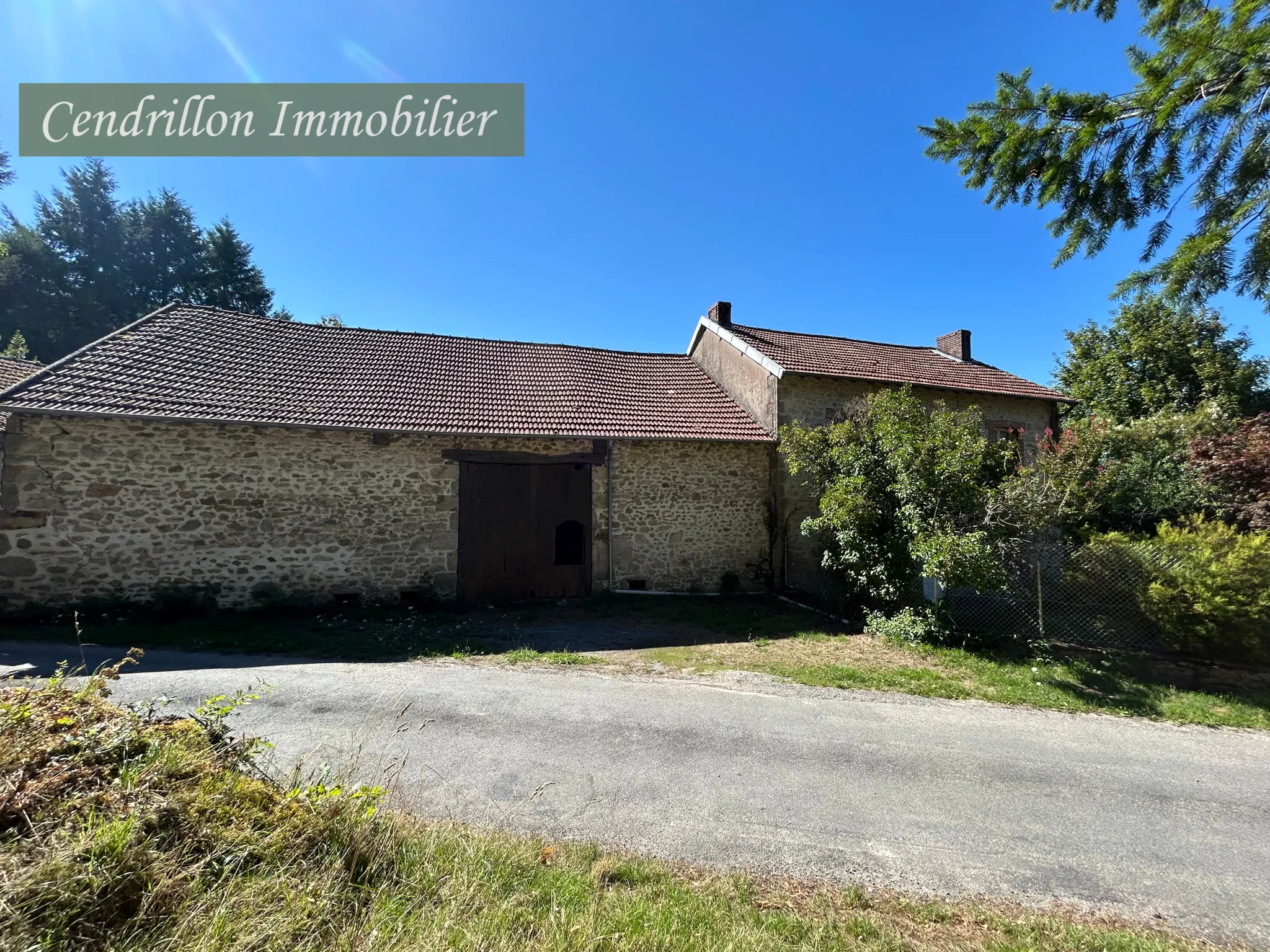 Maison en pierre de 110 m² avec 5 chambres, grange et dépendances à Chatelus le Marcheix 