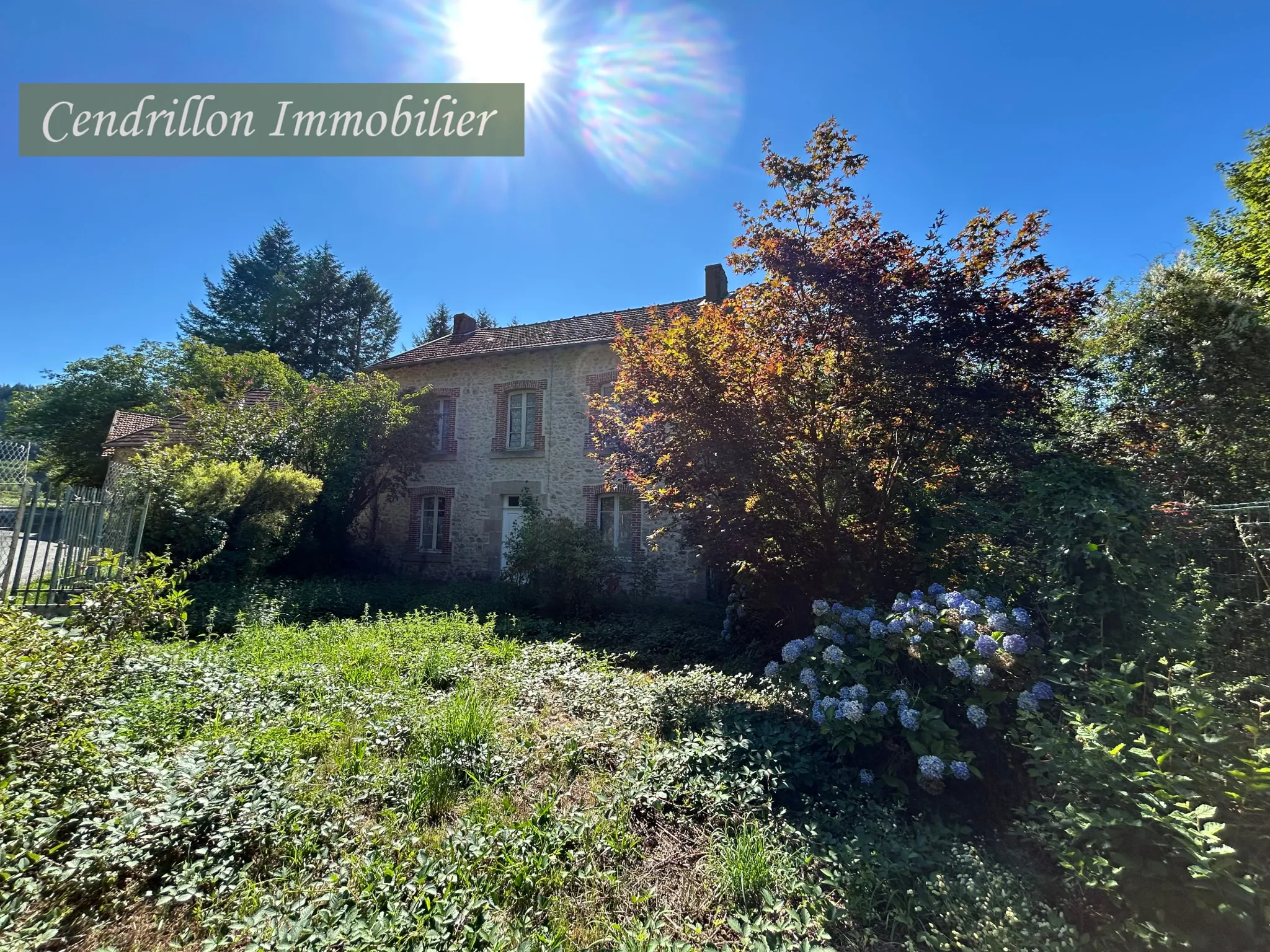 Maison en pierre de 110 m² avec 5 chambres, grange et dépendances à Chatelus le Marcheix 