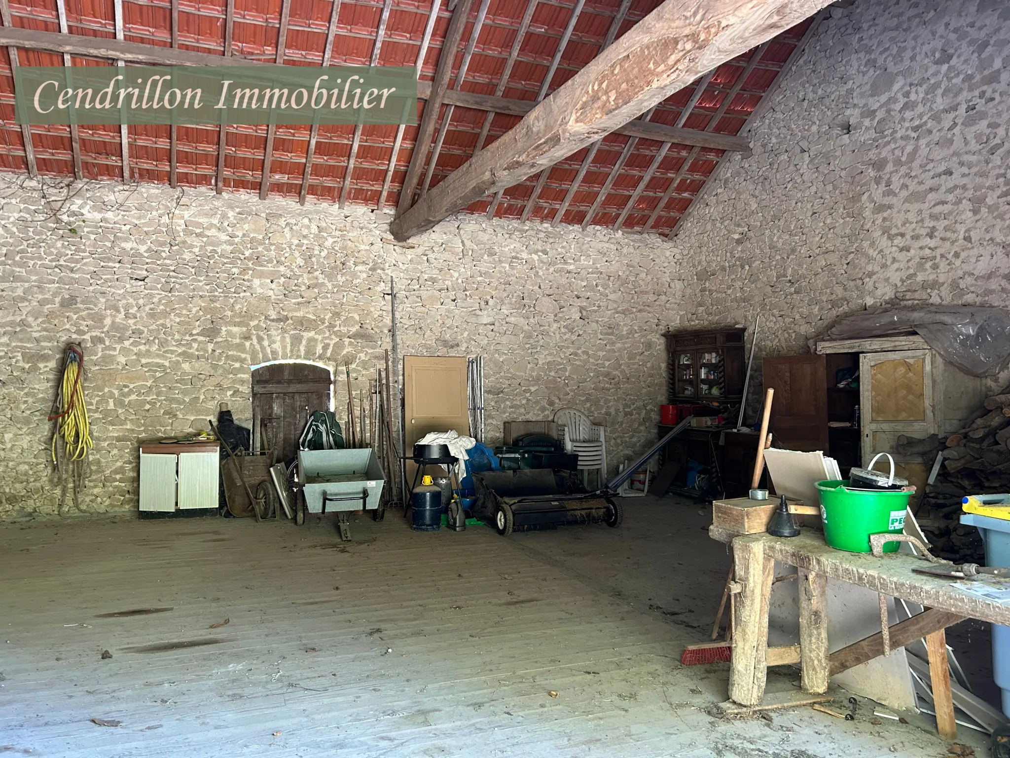 Maison en pierre de 110 m² avec 5 chambres, grange et dépendances à Chatelus le Marcheix 