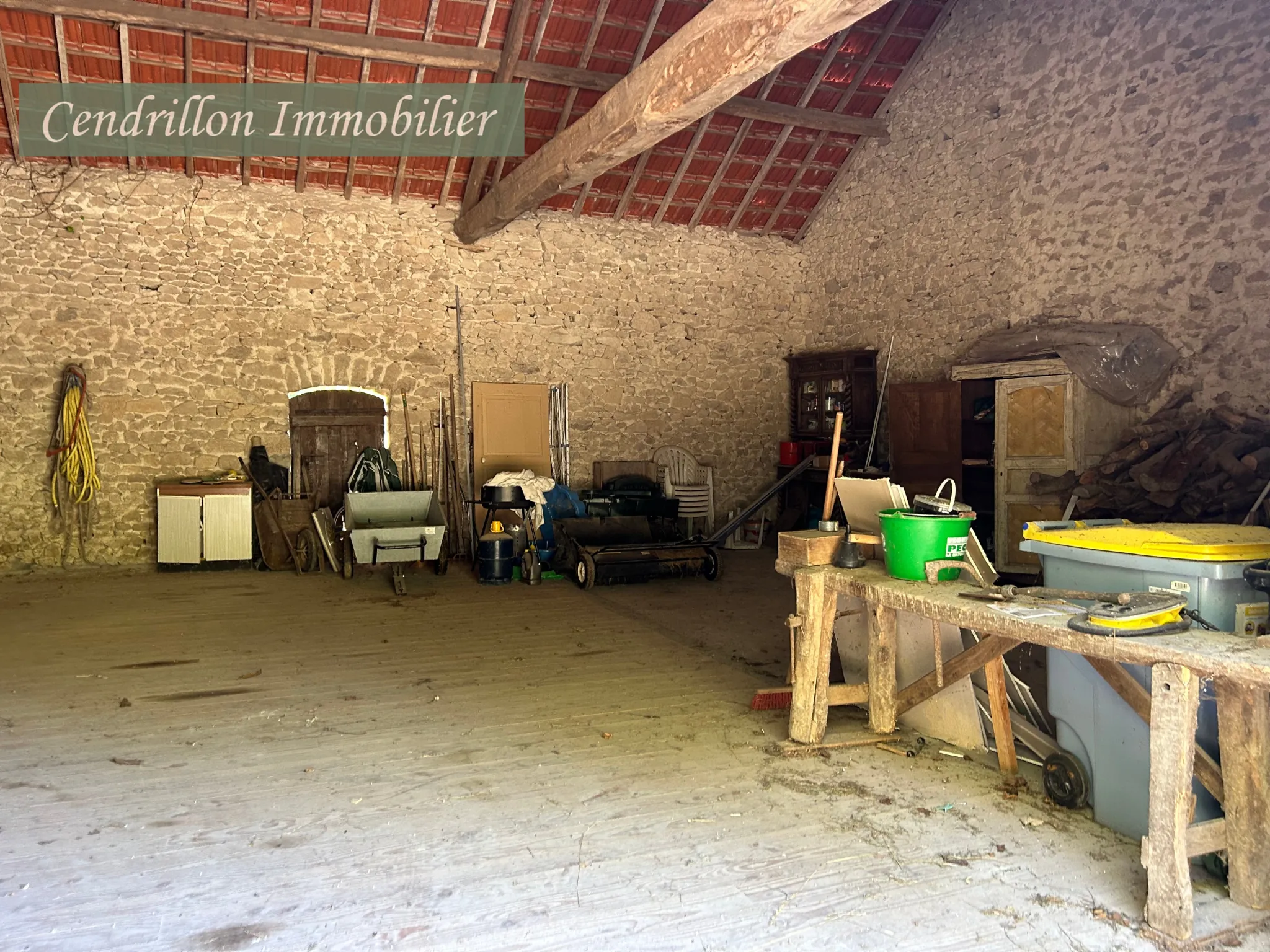 Maison en pierre de 110 m² avec 5 chambres, grange et dépendances à Chatelus le Marcheix 