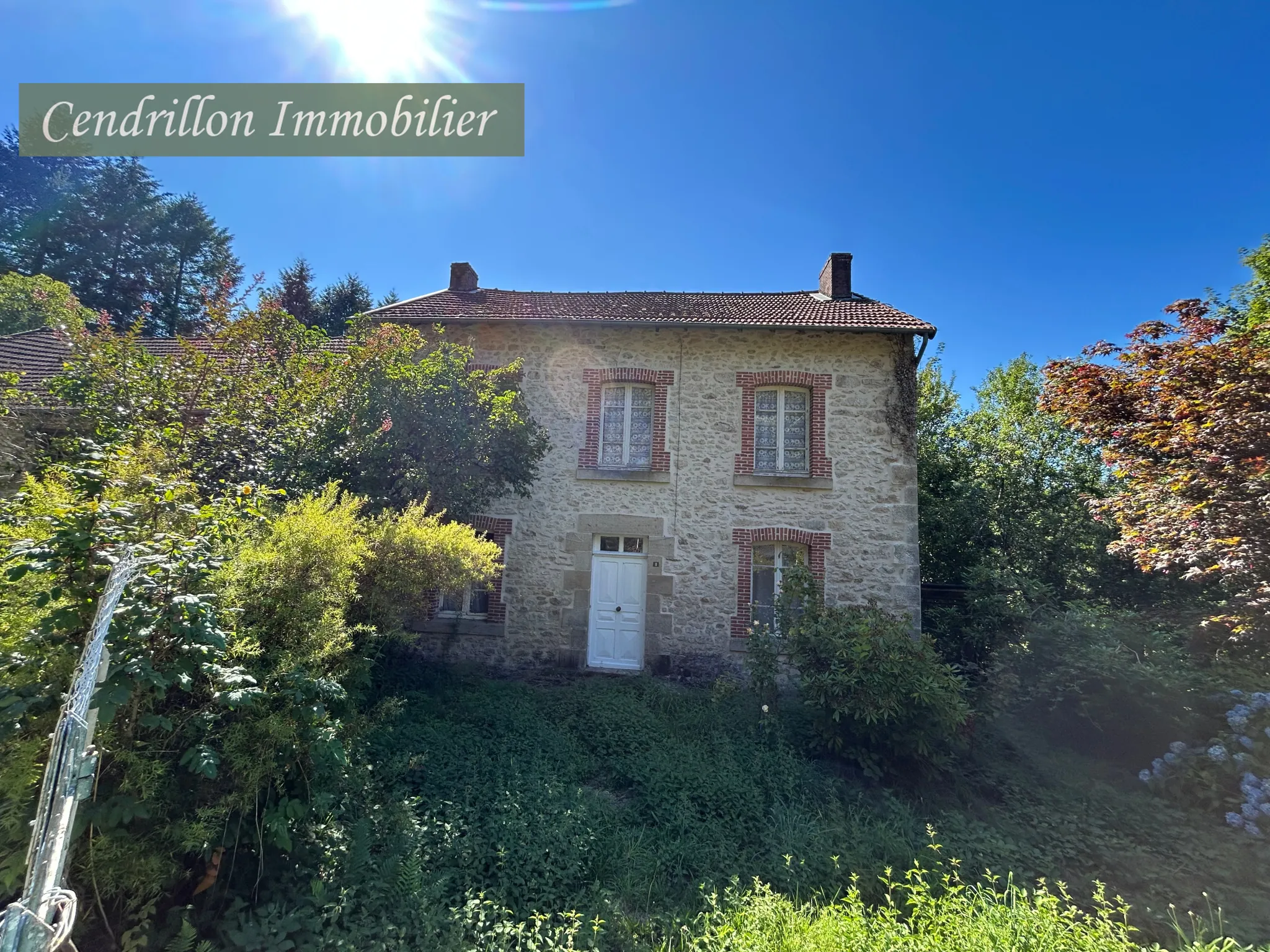 Maison en pierre de 110 m² avec 5 chambres, grange et dépendances à Chatelus le Marcheix 