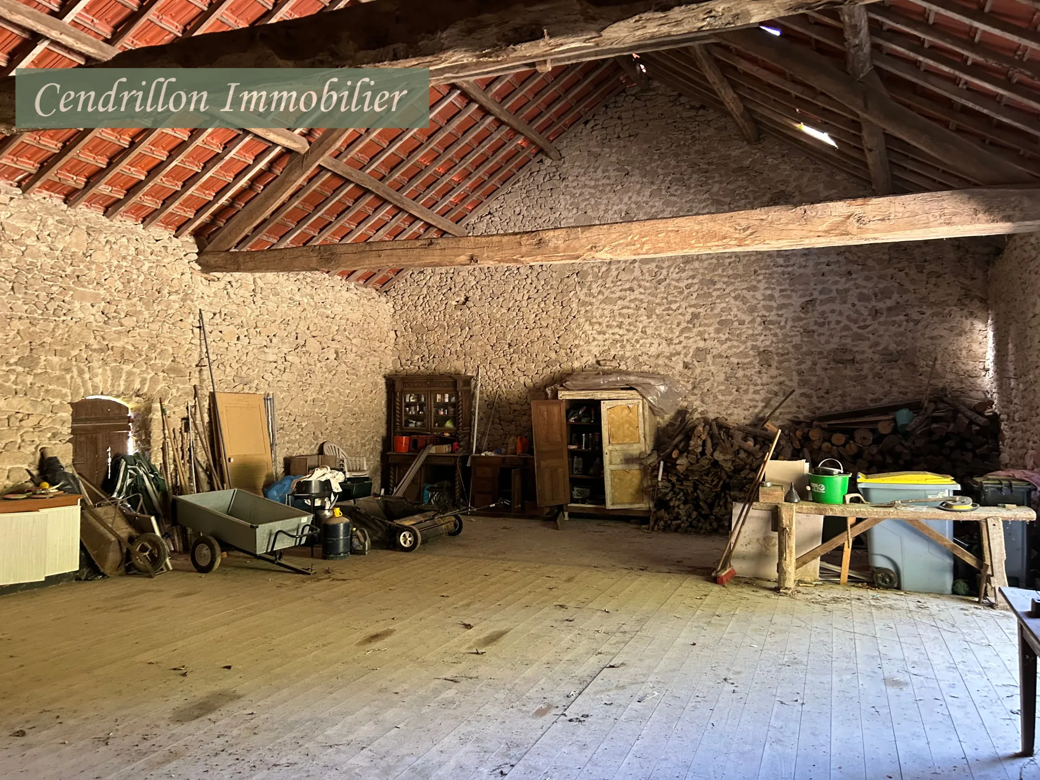 Maison en pierre de 110 m² avec 5 chambres, grange et dépendances à Chatelus le Marcheix 