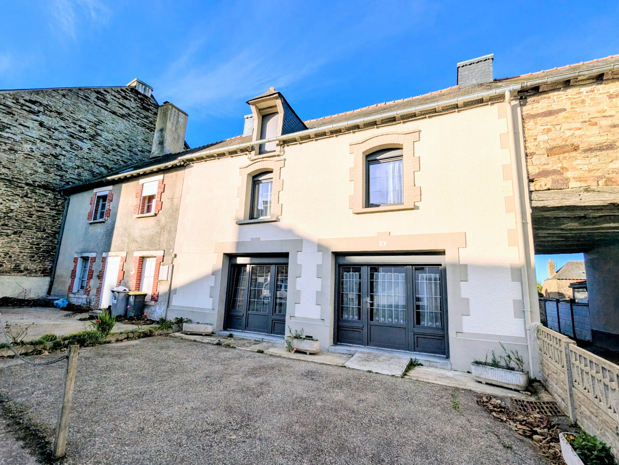 Maison en pierre à rénover à Maxent avec grand terrain et dépendances